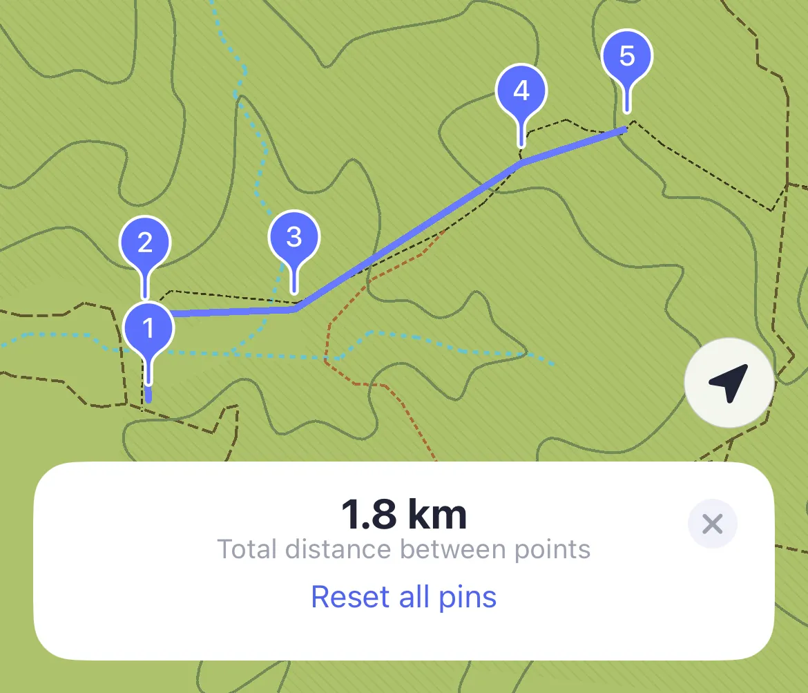 Giao diện ứng dụng MAPS.ME hiển thị tính năng thước đo (ruler tool) để ước tính khoảng cách trên bản đồ ngoại tuyến.