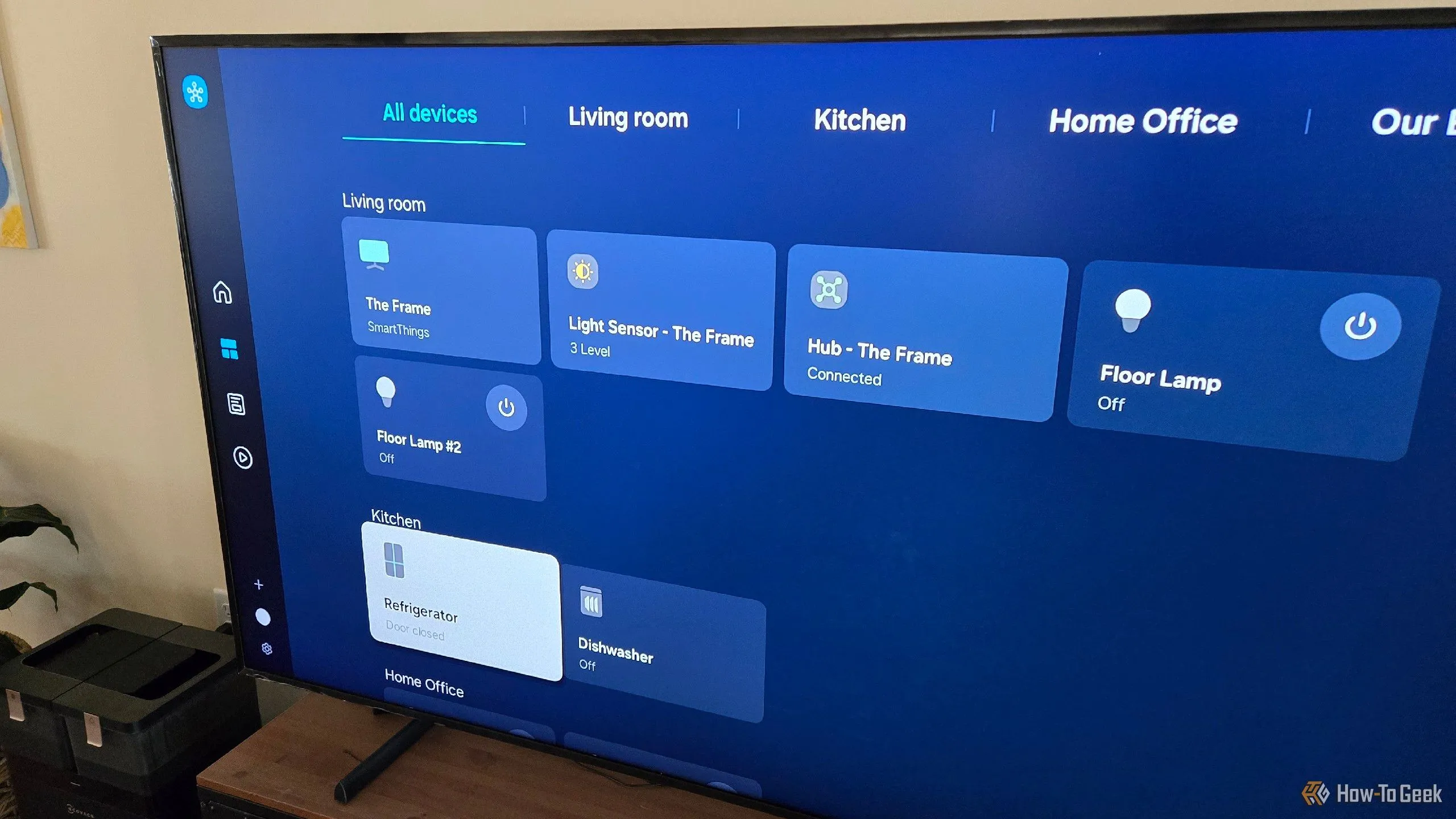 Giao diện ứng dụng SmartThings hiển thị trên màn hình TV Samsung The Frame, điều khiển các thiết bị nhà thông minh.