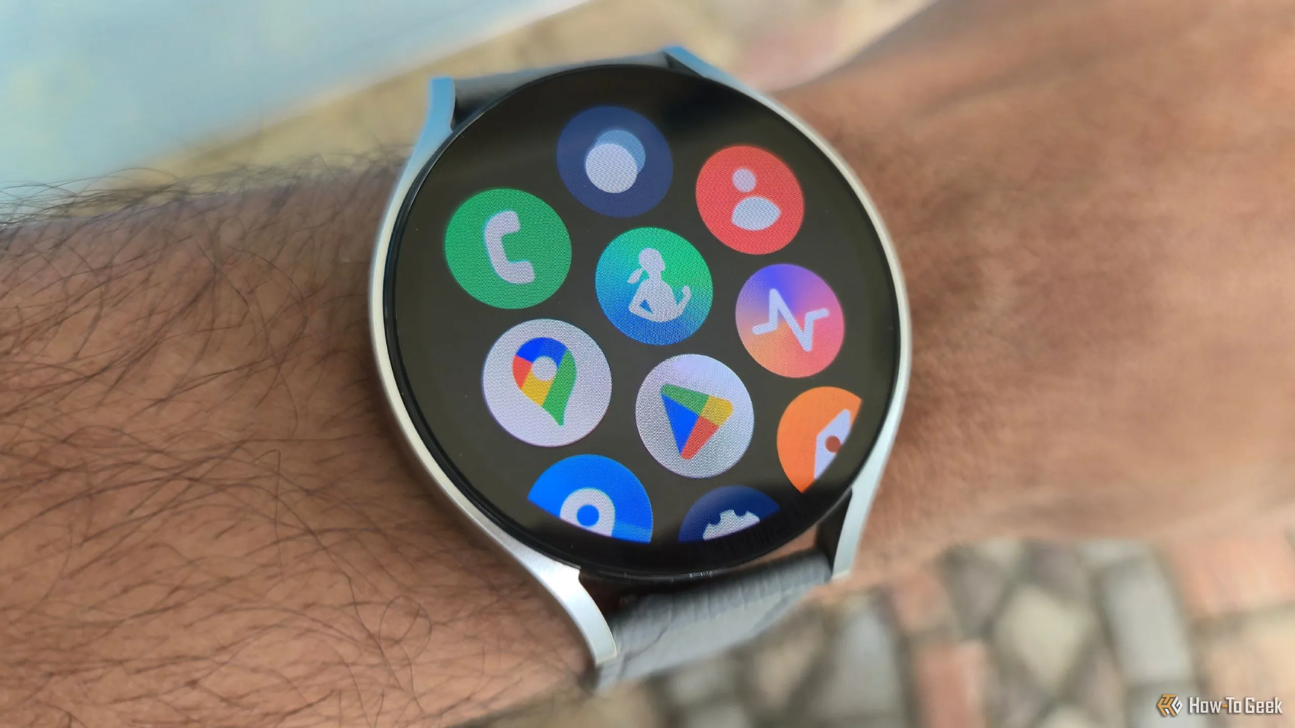 Giao diện ứng dụng trên đồng hồ thông minh Galaxy Watch 6, cho thấy sự tích hợp công nghệ AI trên thiết bị đeo tay.