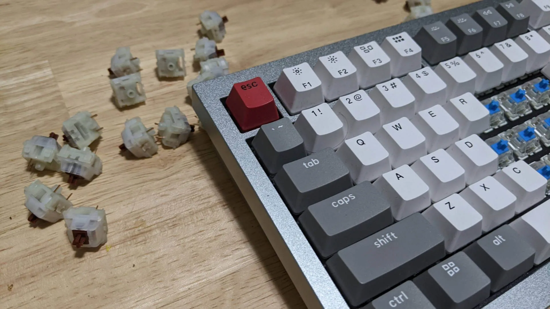 Góc nhìn cạnh của bàn phím cơ không dây Keychron Q1, minh họa loại bàn phím có công tắc vật lý