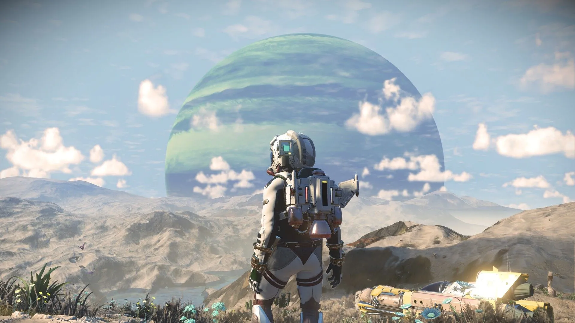 Góc nhìn thứ ba của một nhân vật trong bộ đồ không gian đang nhìn ra một hành tinh lạ trong game No Man's Sky, thể hiện thế giới mở rộng lớn.