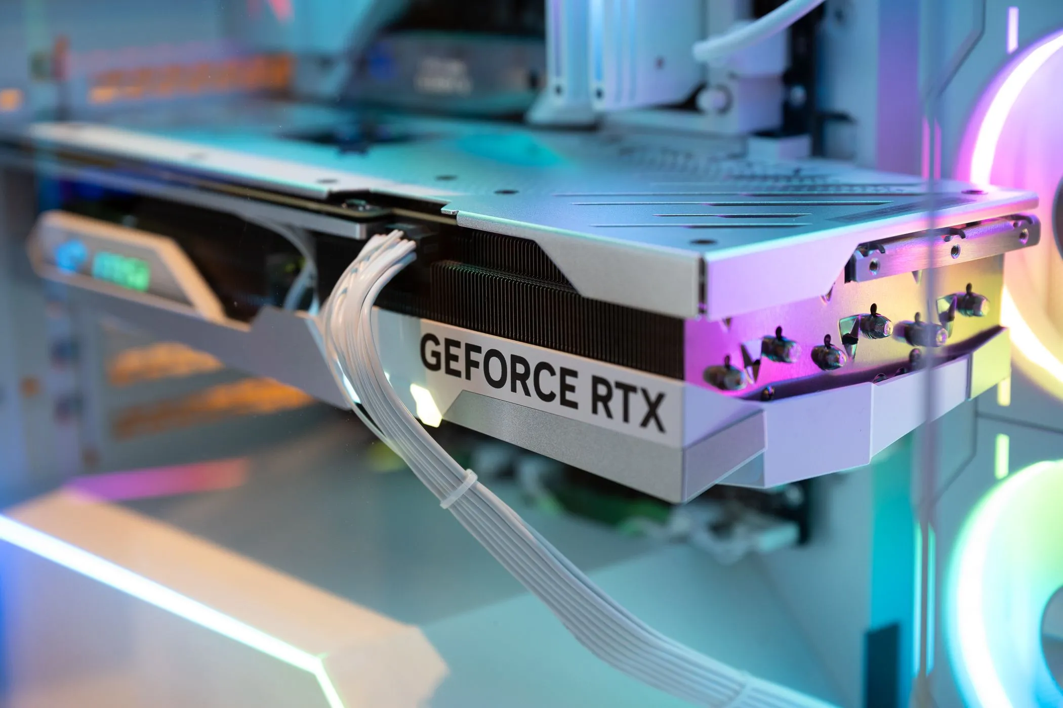 GPU NVIDIA GeForce RTX bên trong một chiếc PC chơi game, minh họa thách thức về tương thích driver trên hệ điều hành Linux.