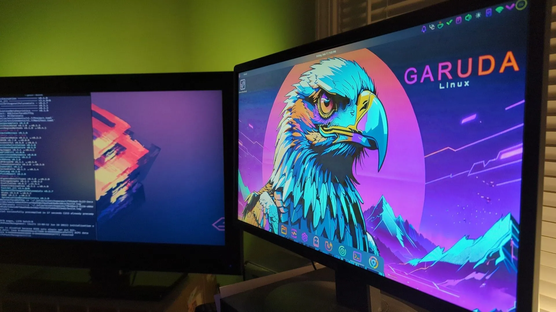 Hai màn hình máy tính hiển thị giao diện desktop của Garuda Linux với các yếu tố tùy chỉnh độc đáo