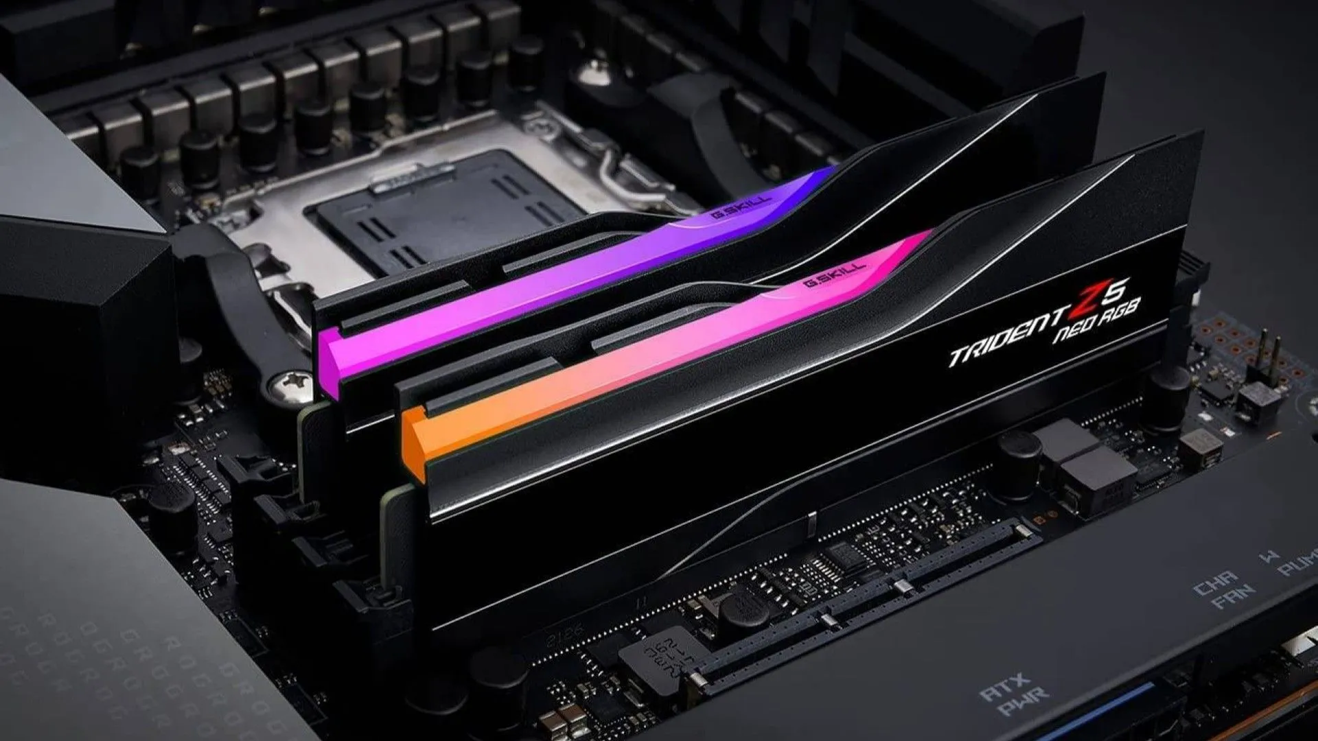 Hai thanh RAM G.SKILL Trident Z Neo RGB cắm vào các khe DIMM, một lựa chọn tối ưu cho Ryzen