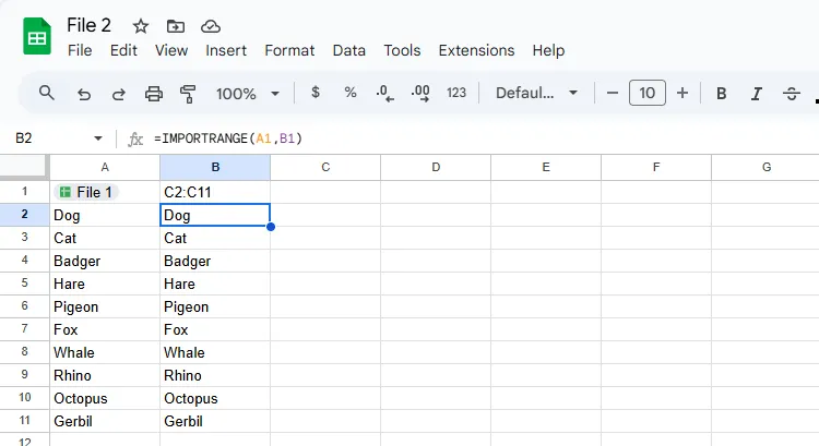 Hàm IMPORTRANGE trong Google Sheets tham chiếu một liên kết tệp trong ô A1 và dải ô trong ô B1.