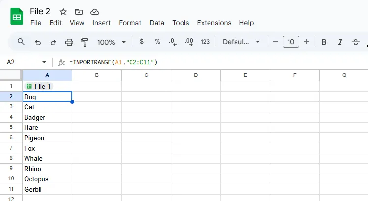 Hàm IMPORTRANGE trong Google Sheets tham chiếu một ô chứa liên kết đến một tệp khác.