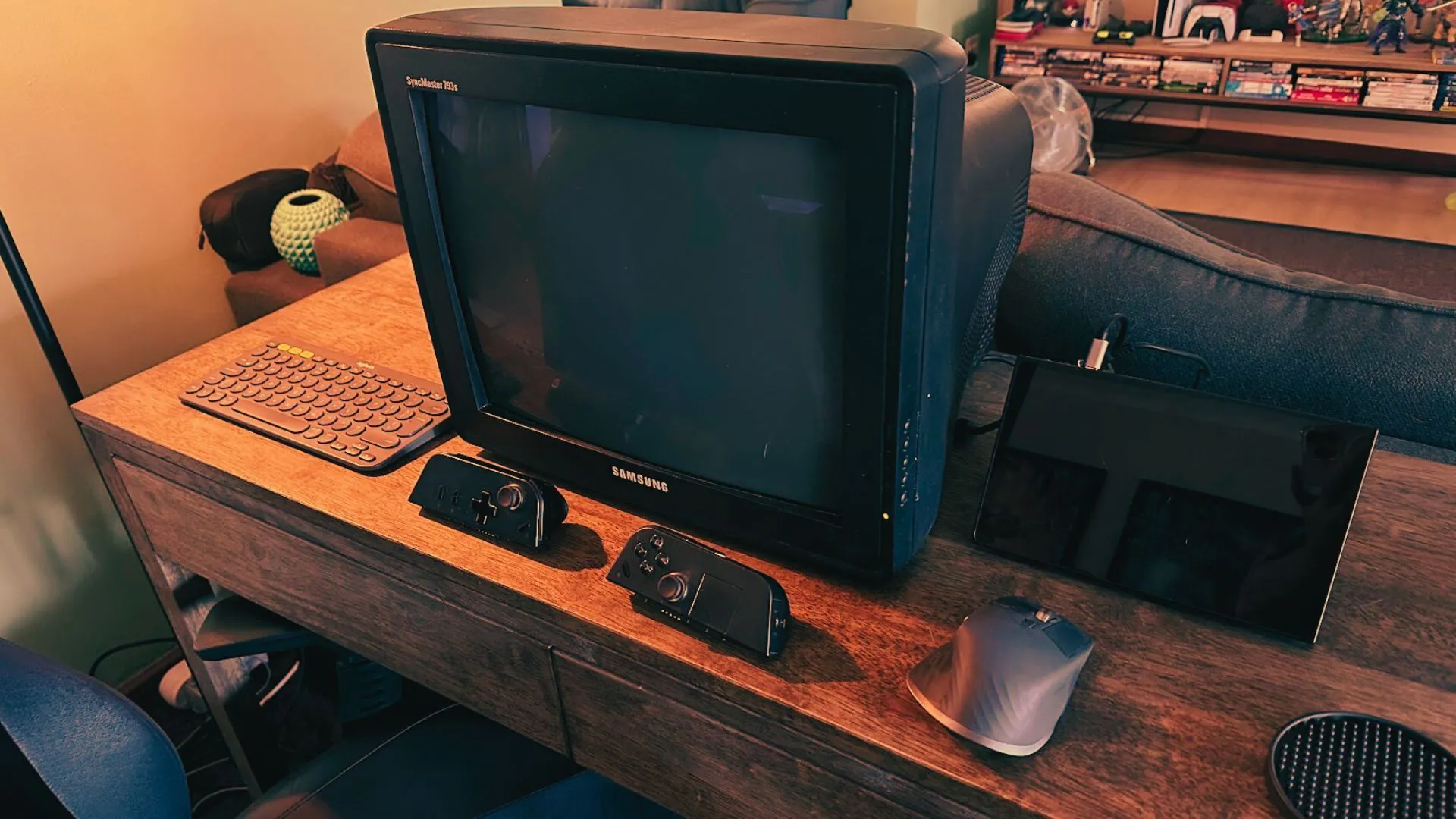 Hệ thống chơi game retro gọn nhẹ: màn hình CRT, PC cầm tay kết nối chuột, bàn phím và tay cầm trên bàn