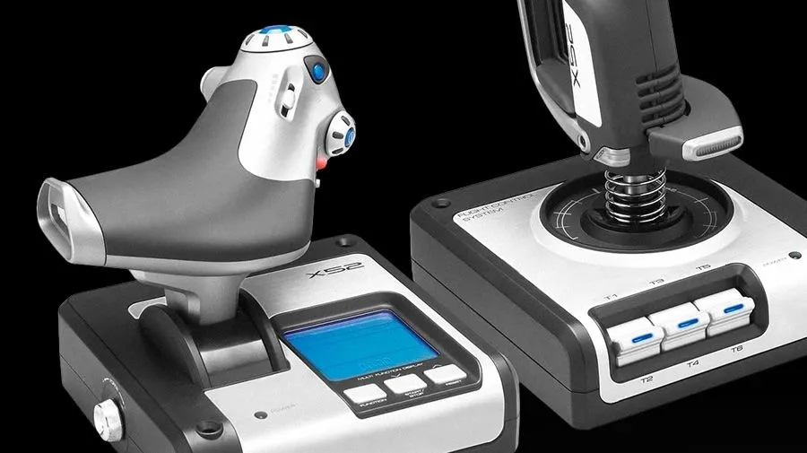 Hệ thống HOTAS Logitech Saitek X52 gồm cần điều khiển và bướm ga, thiết kế màu đen và bạc.