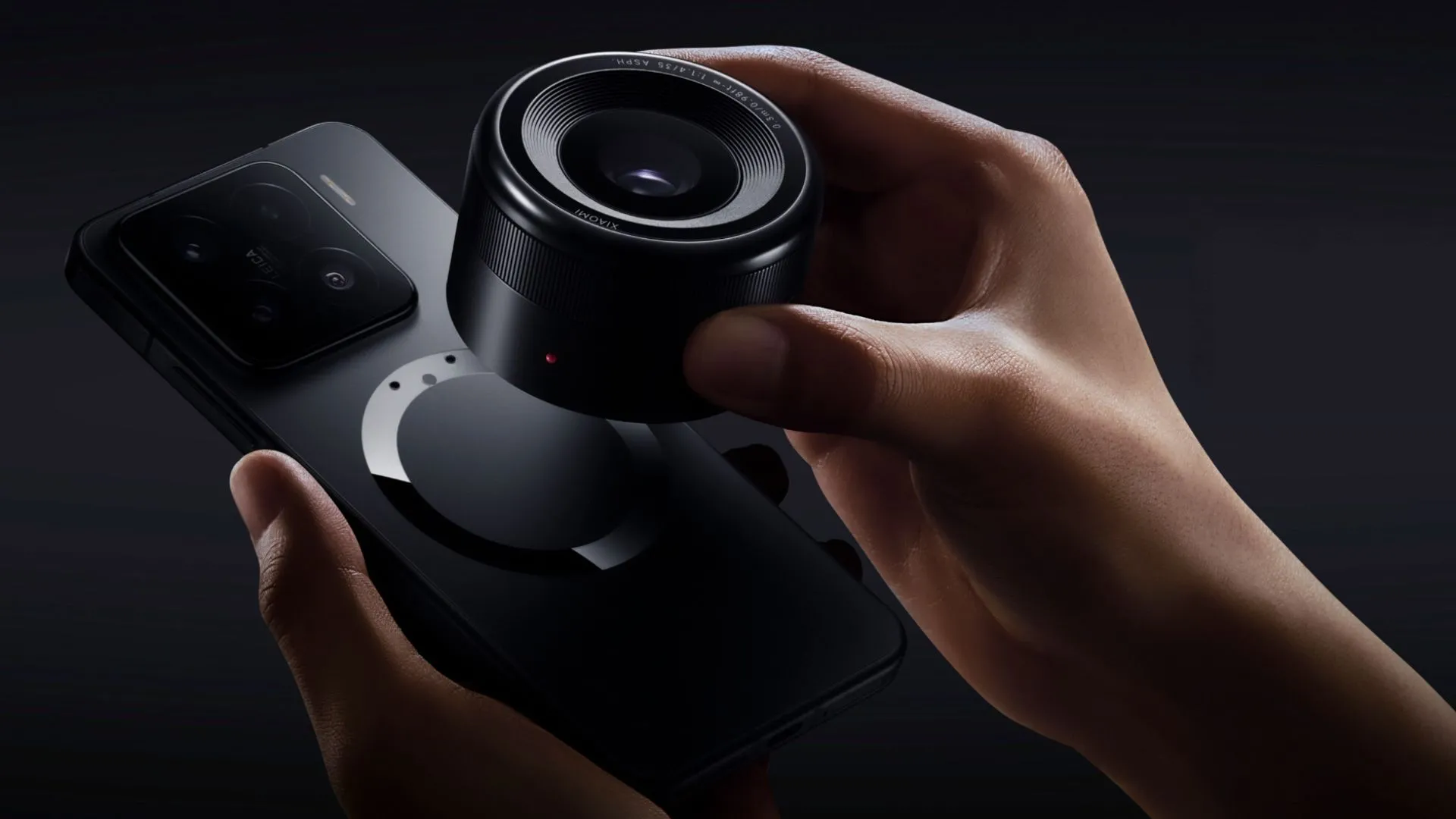 Hệ thống quang học mô-đun của Xiaomi (Xiaomi Modular Optical System) được giới thiệu tại MWC 2025, minh họa ý tưởng ống kính rời cho điện thoại