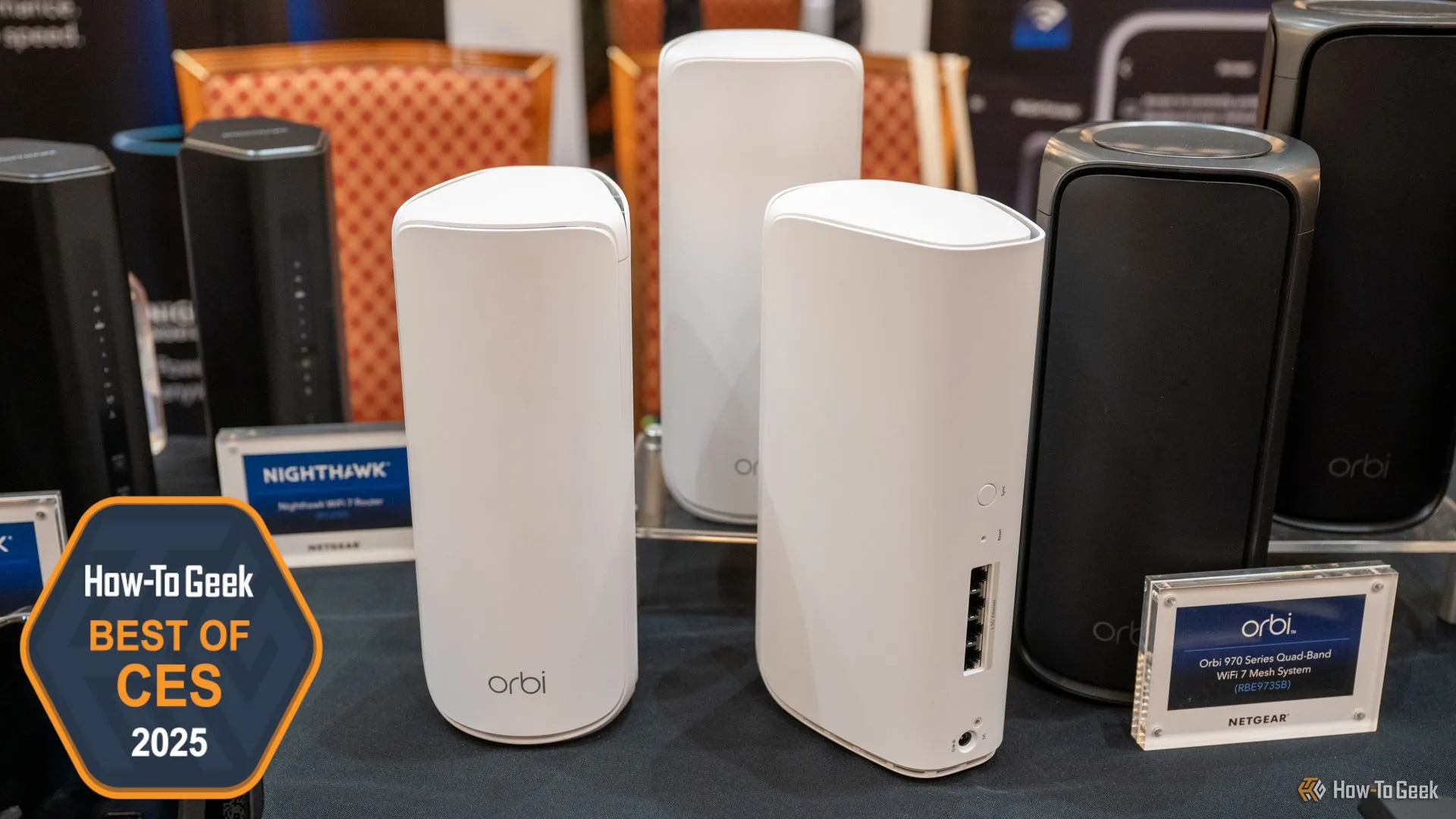Hệ thống Wi-Fi Mesh NETGEAR Orbi 870 Series đặt trên bàn, biểu tượng cho kết nối tốc độ cao
