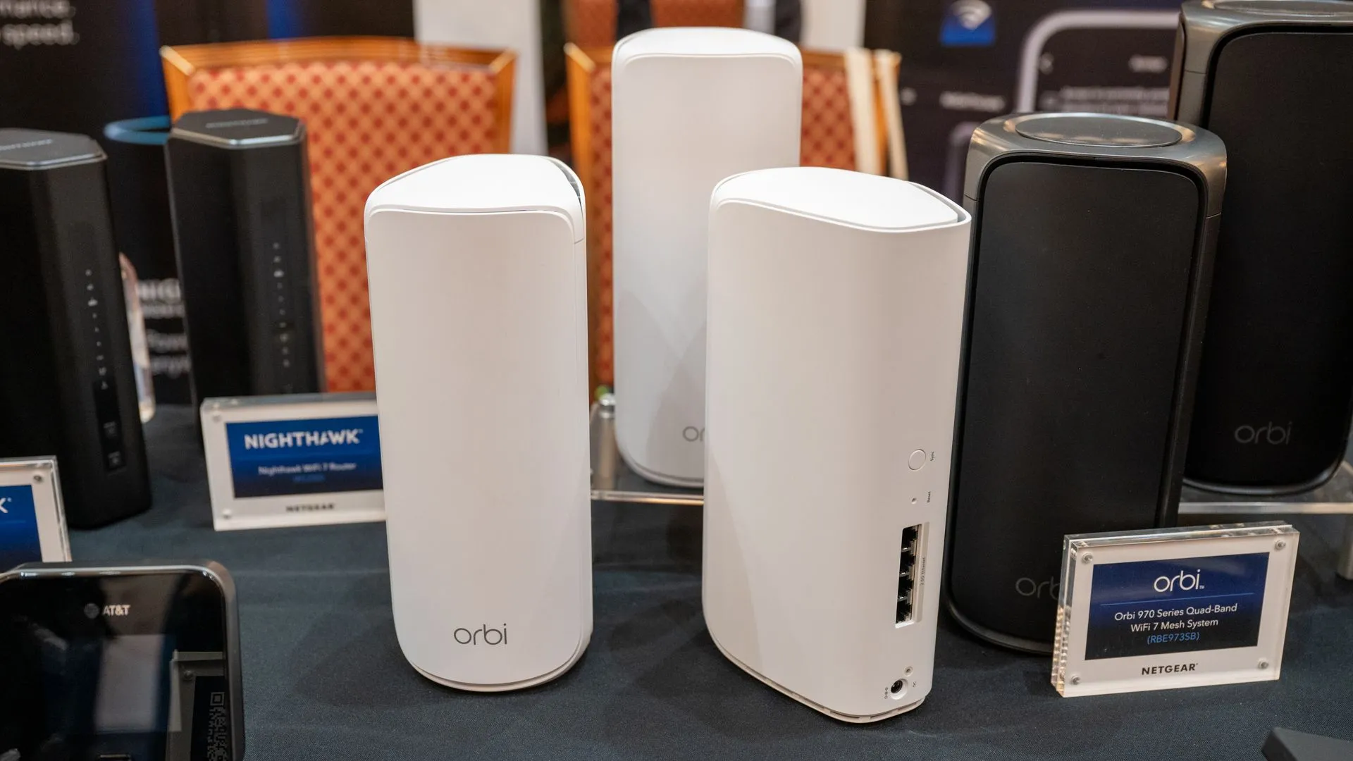 Hệ thống Wi-Fi Mesh Netgear Orbi series với router và vệ tinh đặt trên bàn
