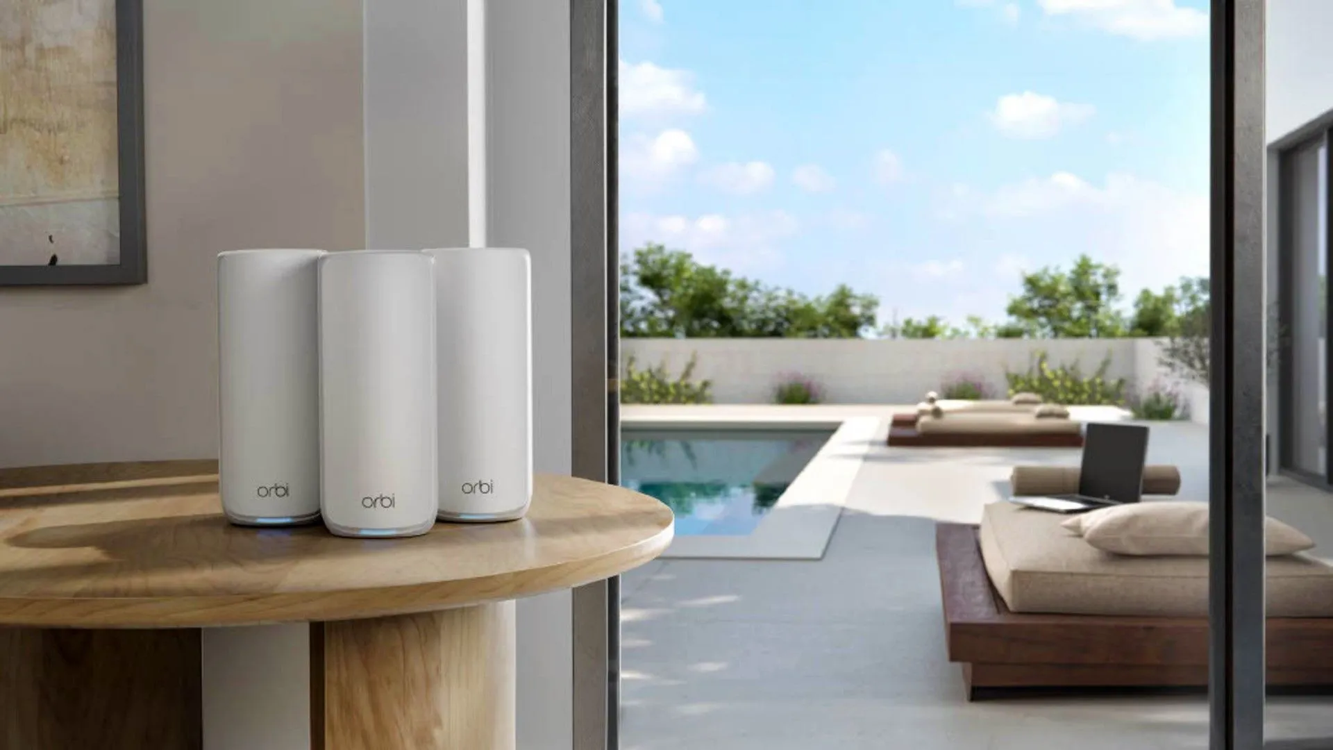 Hệ thống WiFi Mesh Netgear Orbi 870 series màu trắng đặt trên bàn, thể hiện thiết kế hiện đại và khả năng tích hợp liền mạch vào không gian sống.