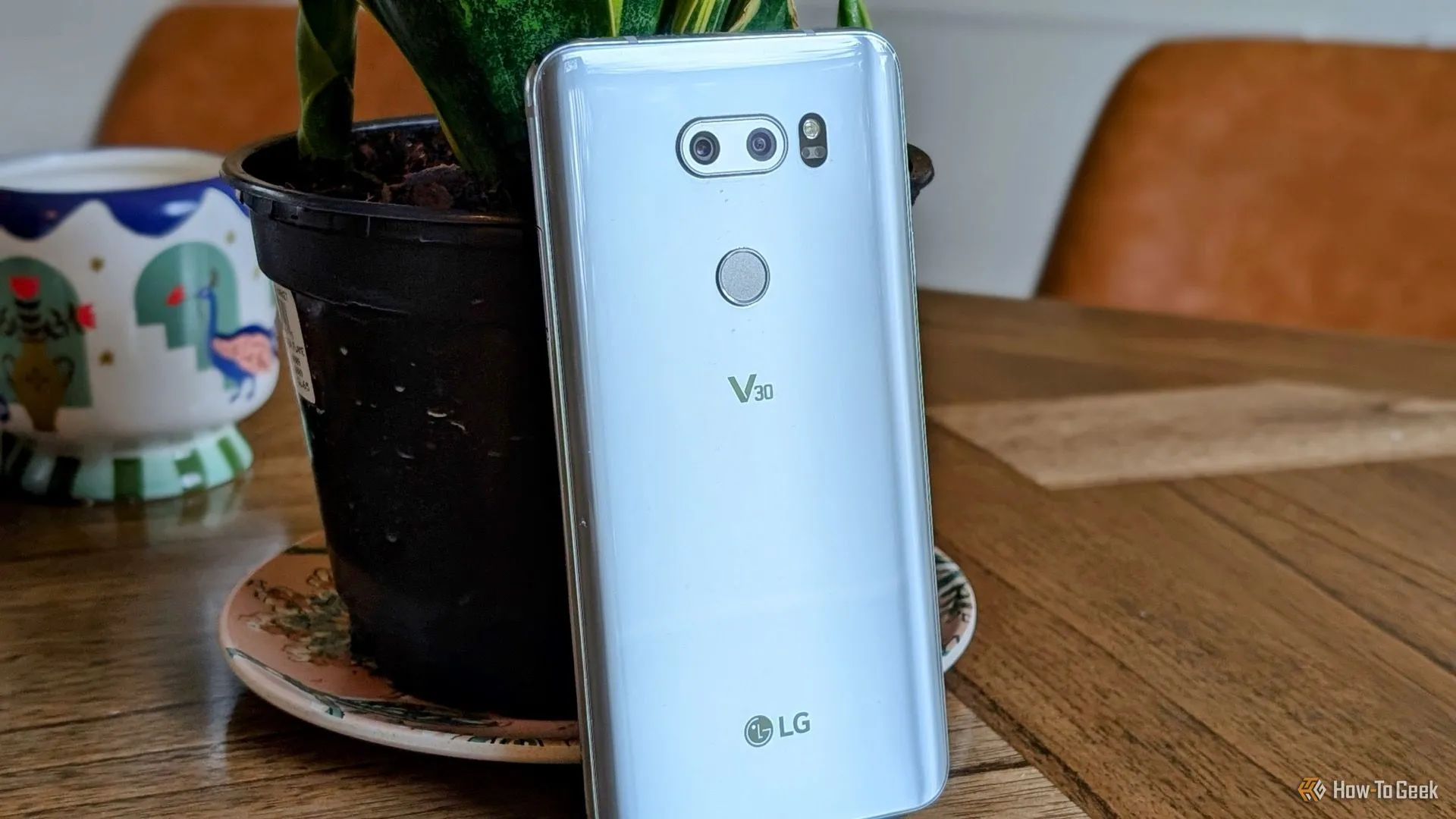 Hình ảnh cận cảnh chiếc điện thoại LG V30, nổi bật với thiết kế tinh tế và màn hình tràn viền.