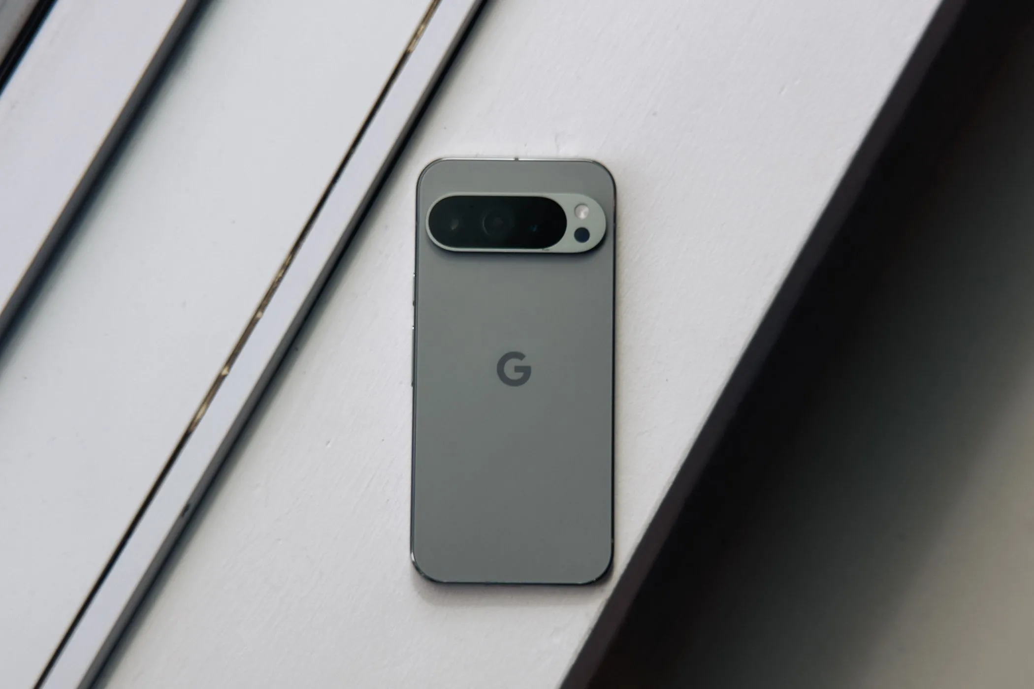 Hình ảnh cận cảnh Google Pixel 9 Pro XL màu xanh lá sang trọng, đang được ưu đãi lớn.