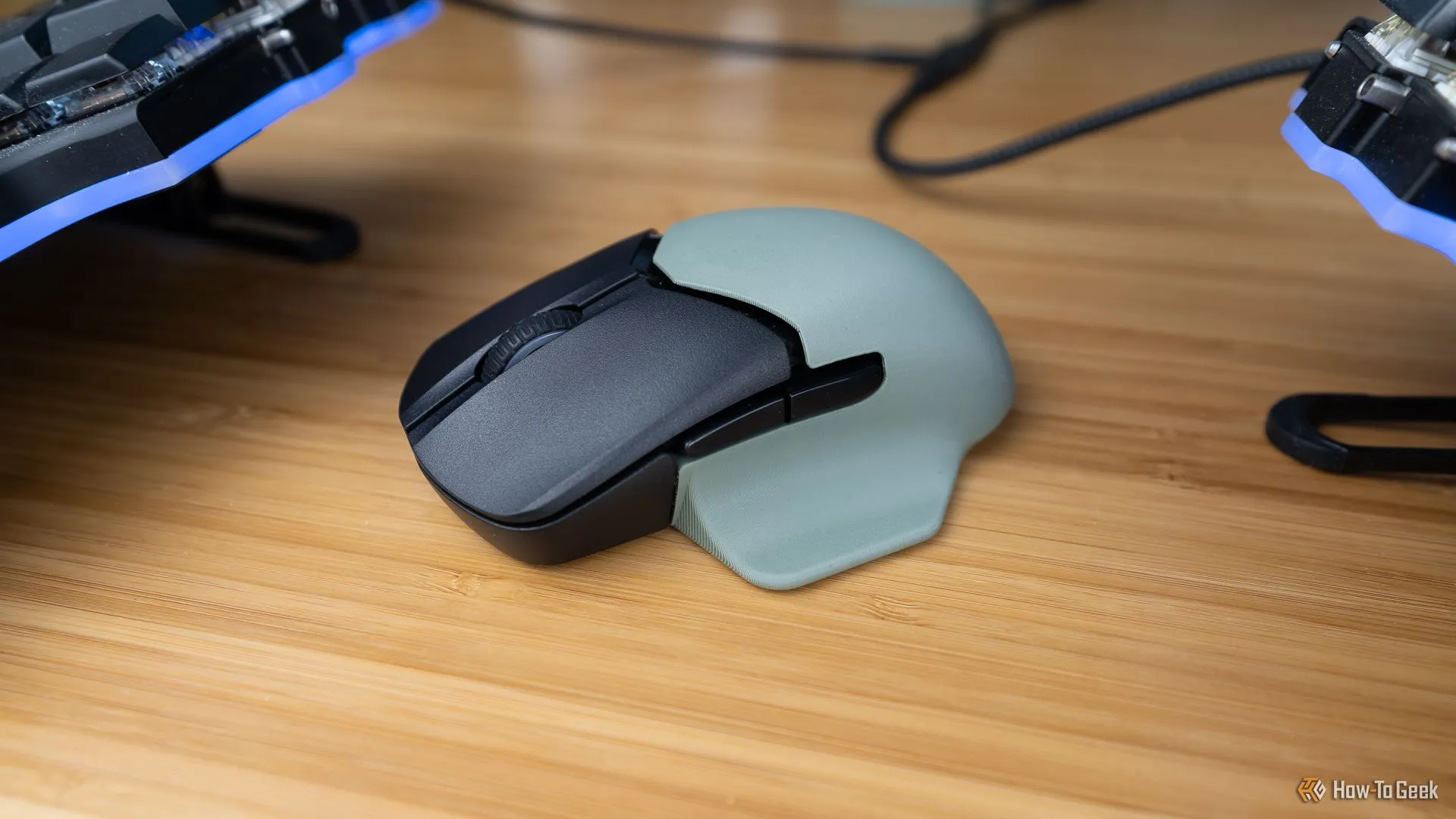 Hình ảnh cận cảnh mặt bên của chuột gaming HyperX Pulsefire Saga Pro với vỏ tùy biến in 3D
