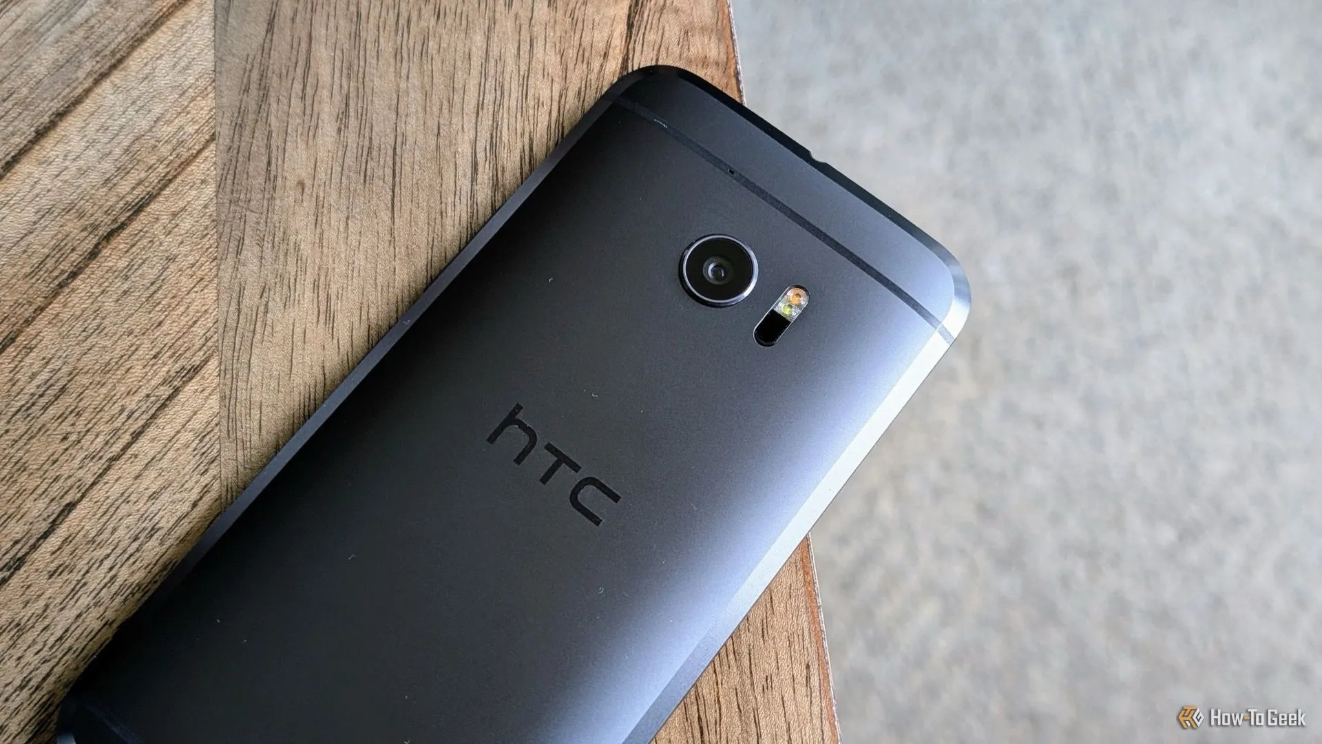 Hình ảnh chiếc điện thoại HTC 10 với vỏ kim loại nguyên khối, thể hiện sự cao cấp và chắc chắn.