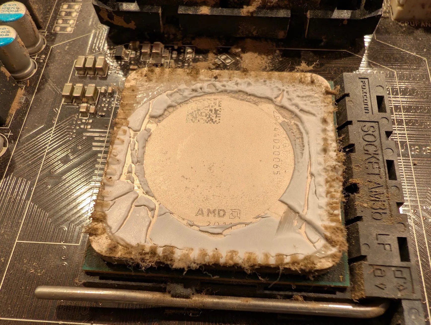 Hình ảnh CPU cũ bám đầy bụi và keo tản nhiệt đã khô.