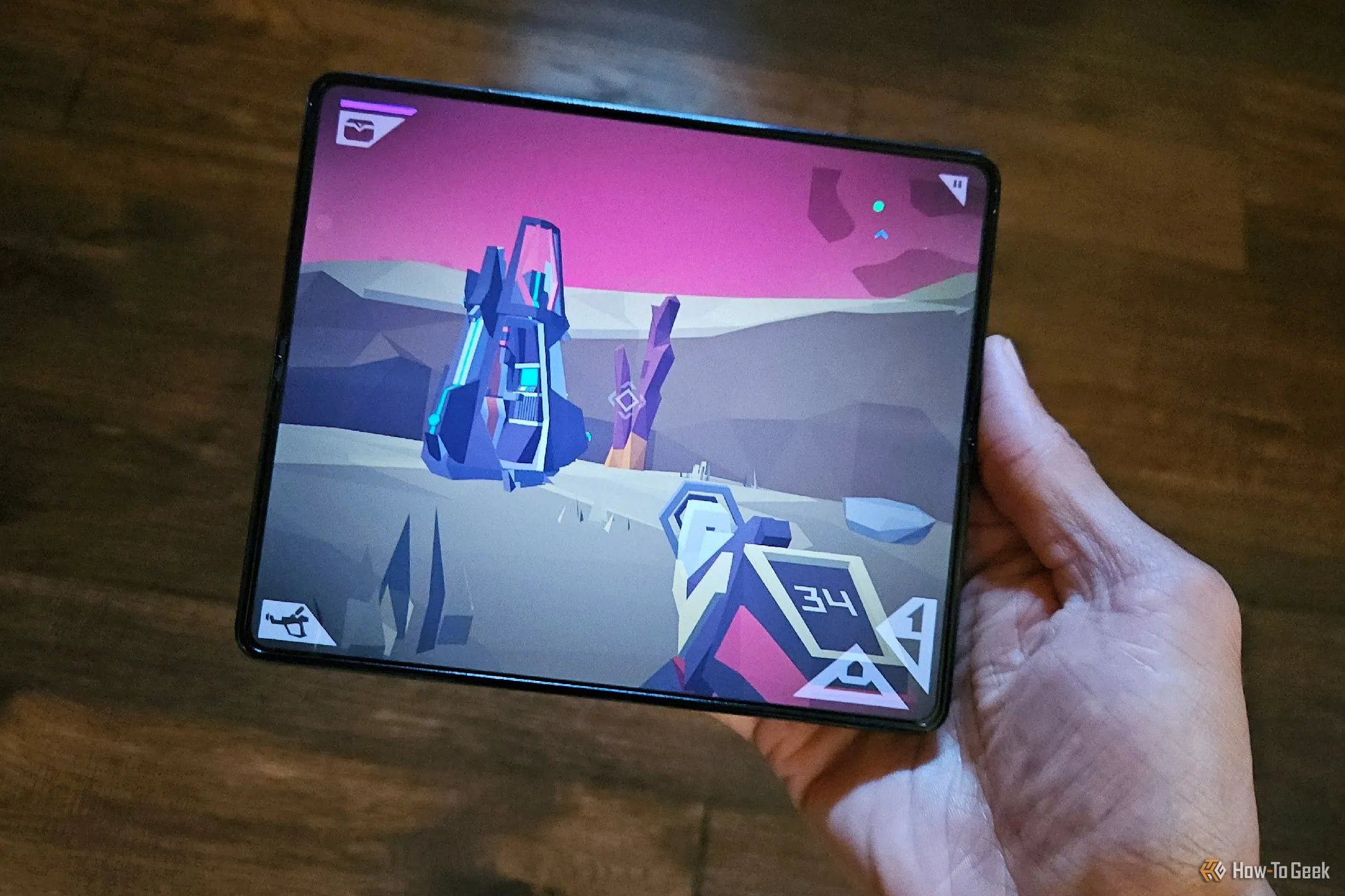 Hình ảnh điện thoại Samsung Galaxy Z Fold 5 gập mở, hiển thị game Morphite trên màn hình linh hoạt.