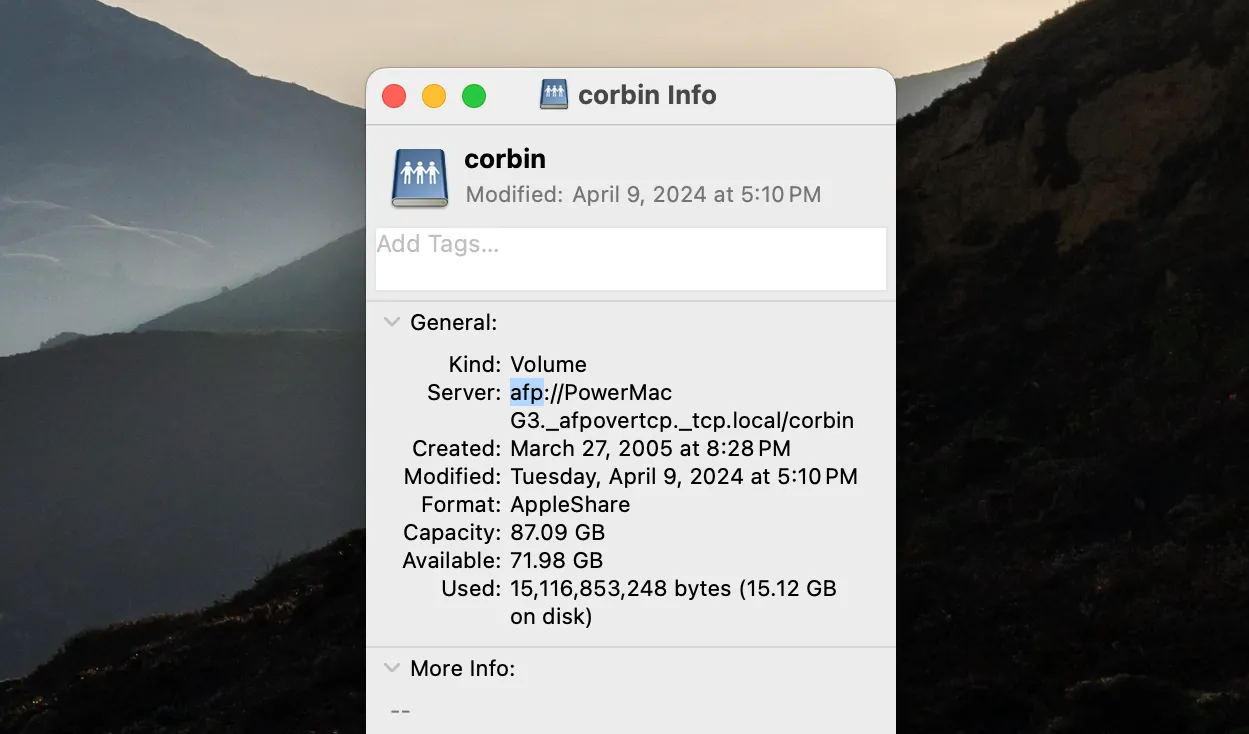 Hình ảnh giao diện Finder trên macOS hiển thị thông tin chi tiết về kết nối chia sẻ file qua giao thức AFP, với địa chỉ server bắt đầu bằng afp:// cho thấy giao thức đang sử dụng.