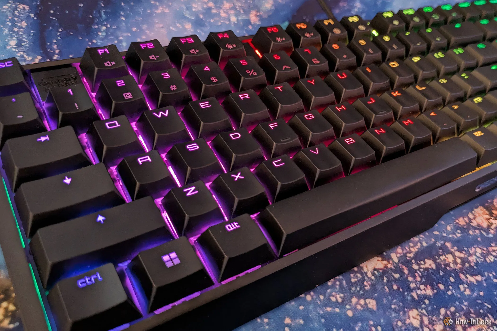 Hình ảnh góc nghiêng của bàn phím cơ Cherry XTRFY MX 3.1 cho thấy thiết kế cao cấp