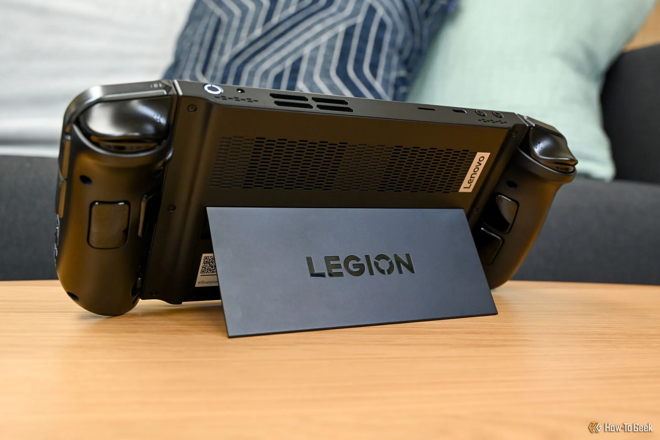 Hình ảnh Lenovo Legion Go thế hệ đầu tiên với chân đế, minh họa thiết kế thân thiện cho người dùng
