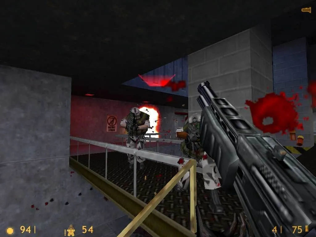Hình ảnh màn hình game Half-Life: Gordon Freeman chiến đấu trong cơ sở Black Mesa.