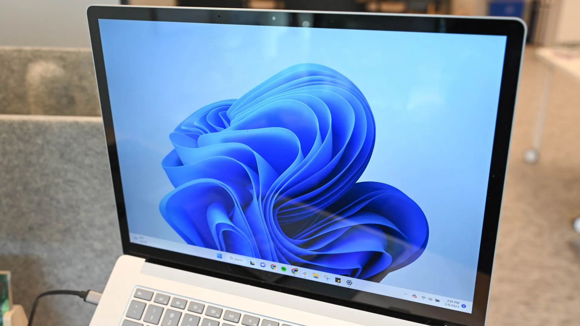 Hình ảnh minh họa một chiếc laptop đang chạy hệ điều hành Windows 11