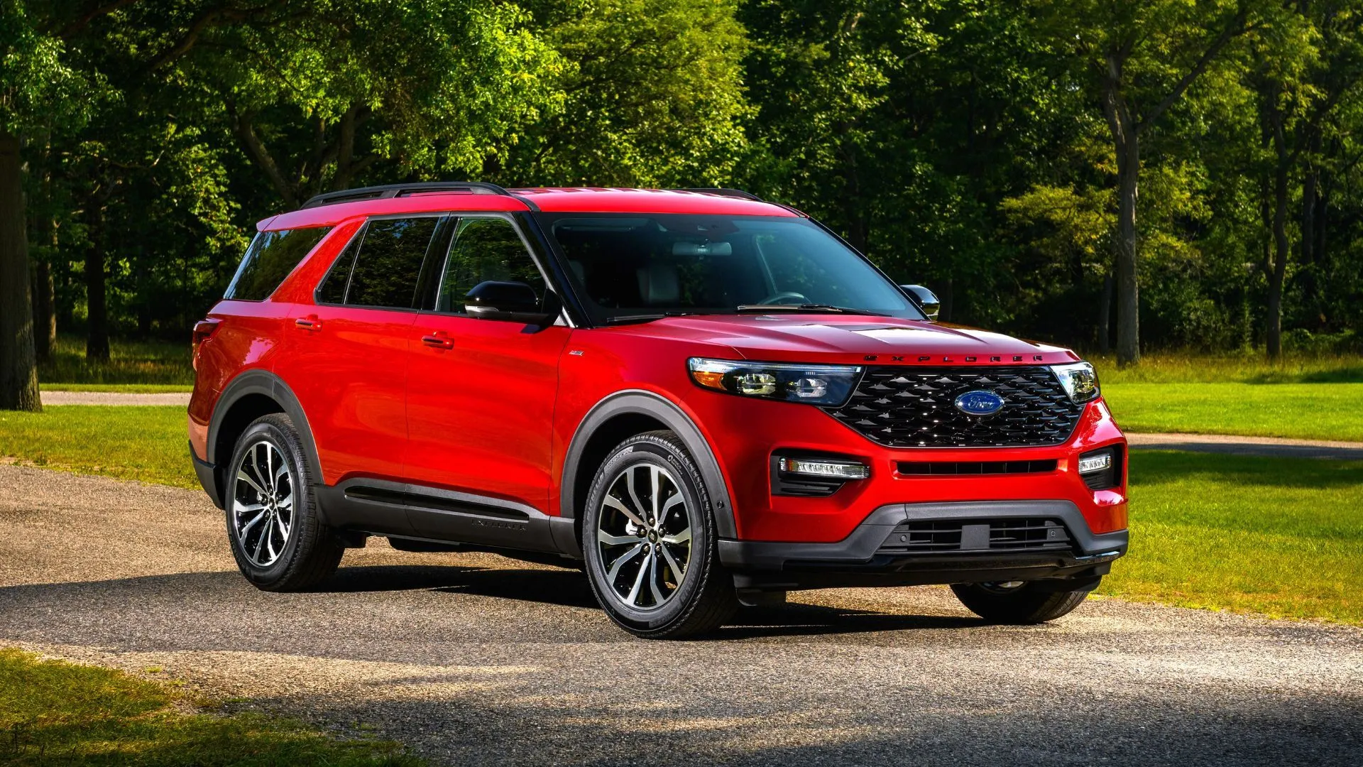 Hình ảnh một chiếc xe SUV Ford Explorer ST-Line màu xanh sẫm đậu trên đường.