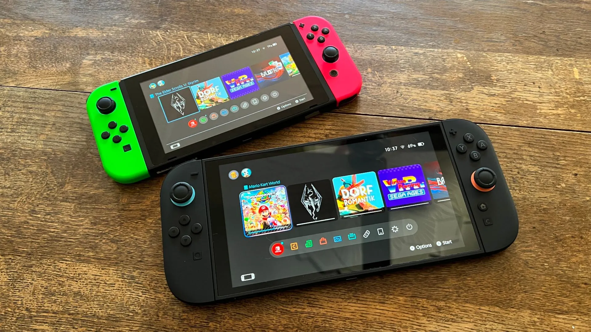 Hình ảnh so sánh kích thước giữa các phiên bản Nintendo Switch 2, cho thấy sự khác biệt về thiết kế và màn hình.