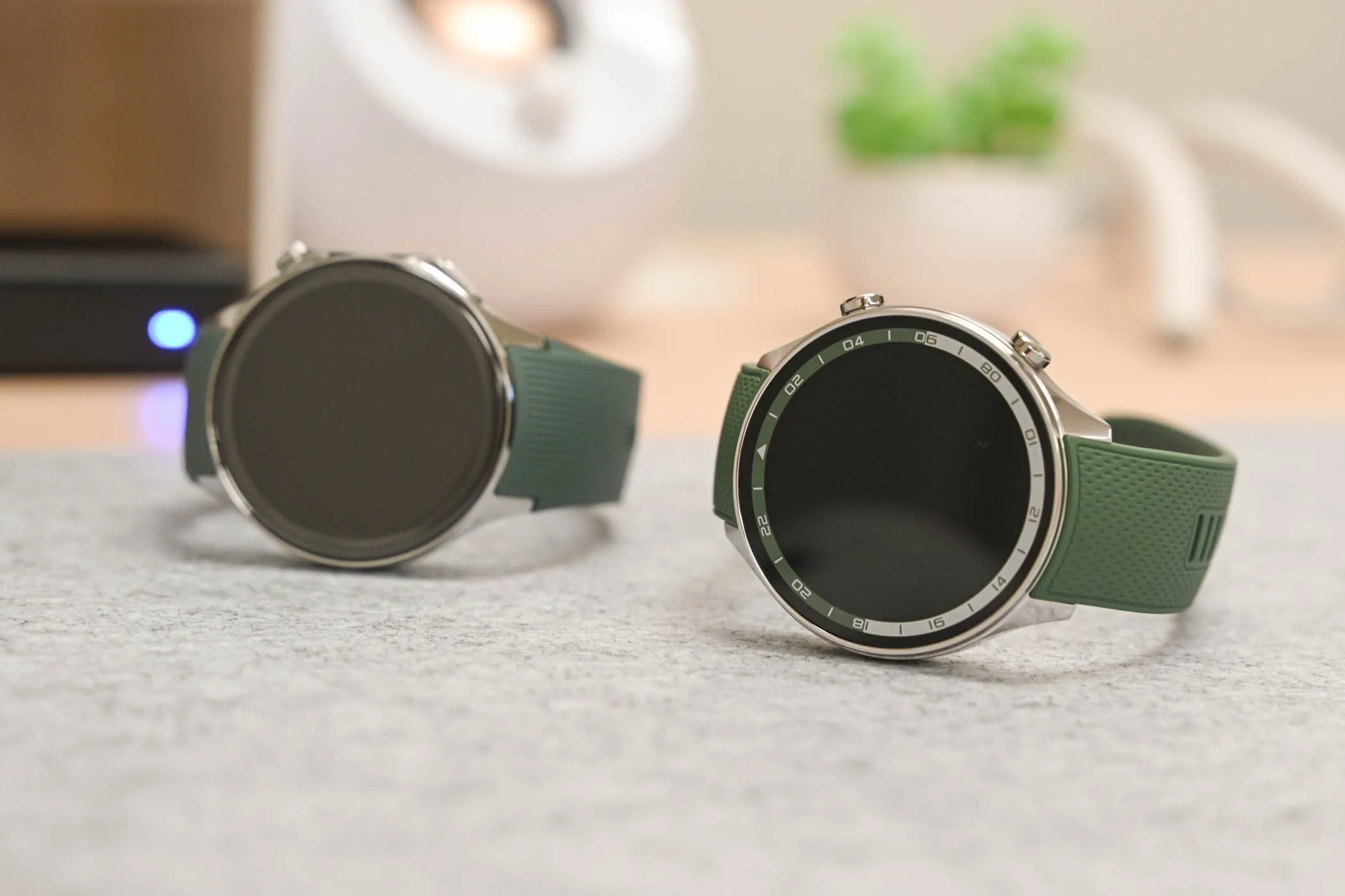 Hình ảnh so sánh thiết kế giữa OnePlus Watch 2R và OnePlus Watch 2, làm nổi bật sự khác biệt nhỏ về kiểu dáng.
