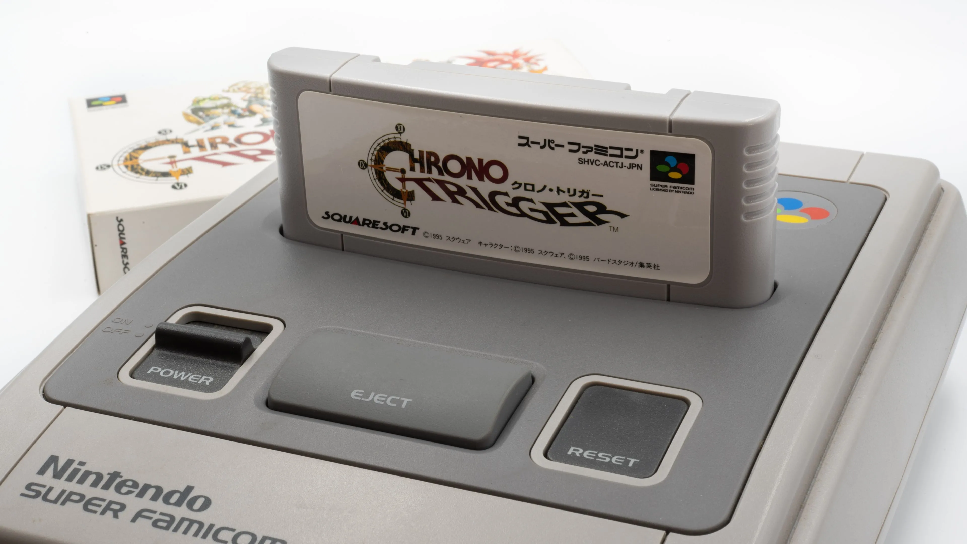 Hộp băng game Chrono Trigger trên console Super Famicom (SNES), sử dụng pin dự phòng để lưu game.