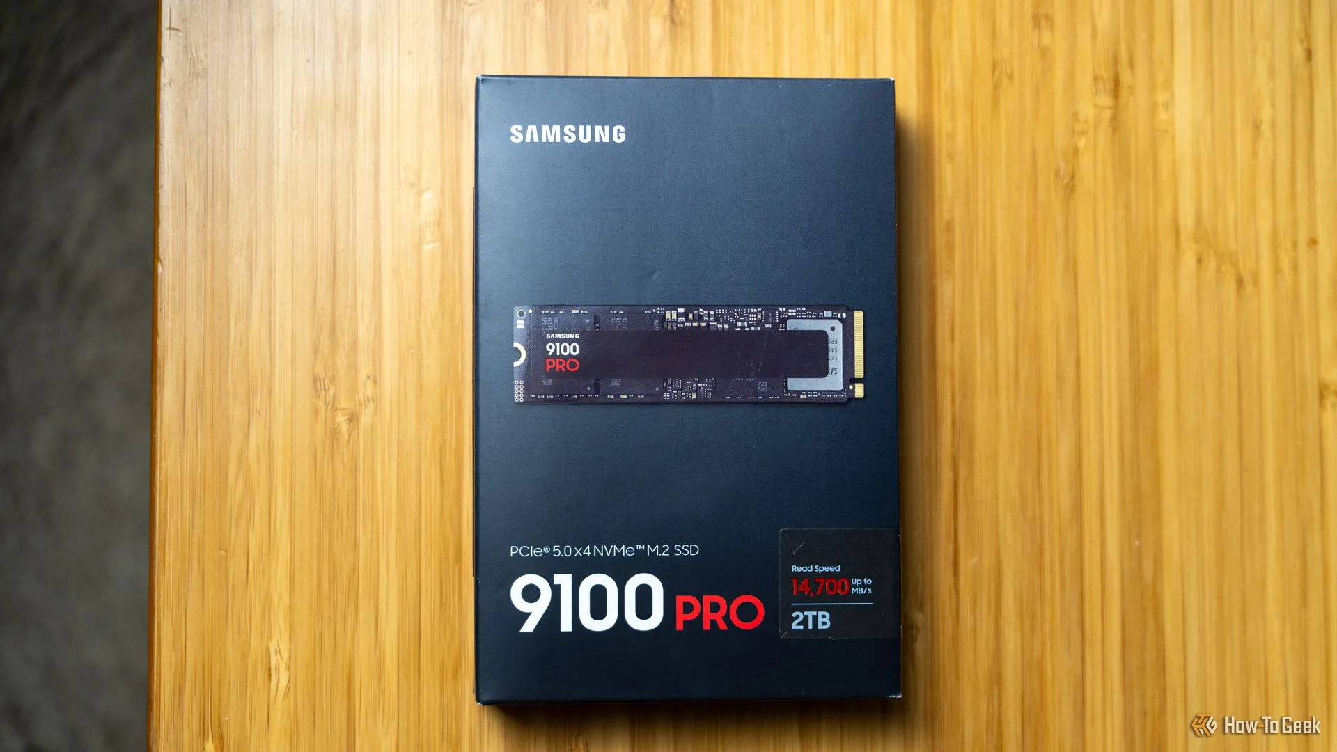 Hộp đựng SSD NVMe Samsung 9100 PRO trên bàn, thể hiện sản phẩm sẵn sàng ra mắt