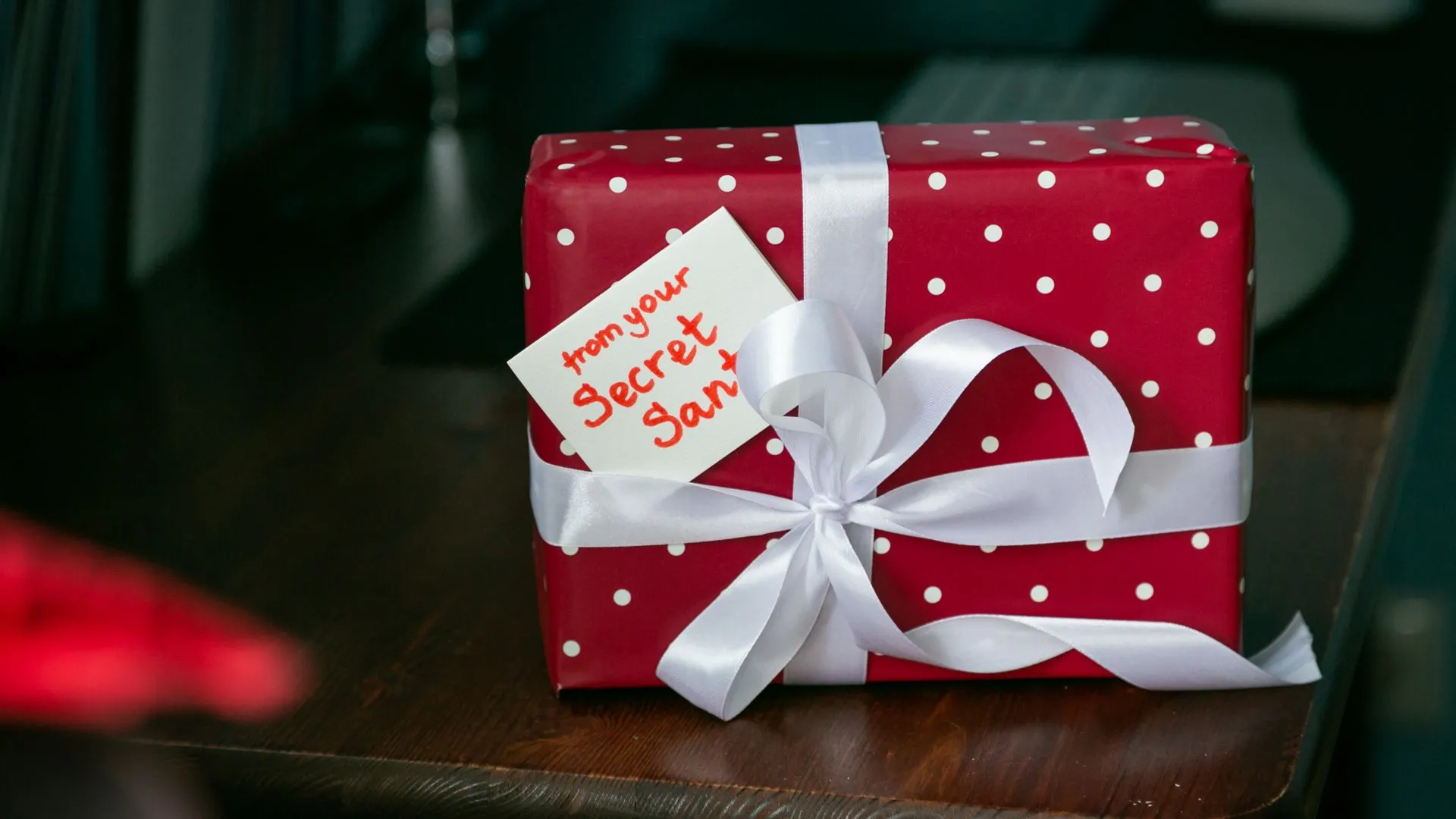 Hộp quà Secret Santa trên bàn, minh họa cho chiêu trò lừa đảo tặng quà trực tuyến