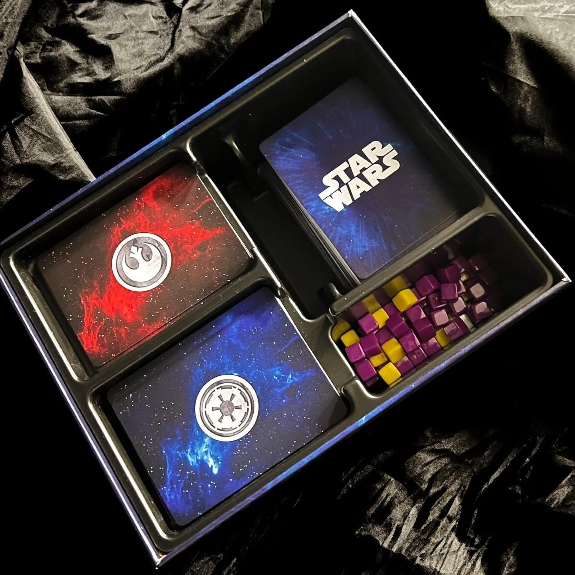 Hộp và các thành phần của Board Game Star Wars: The DeckBuilding Game.