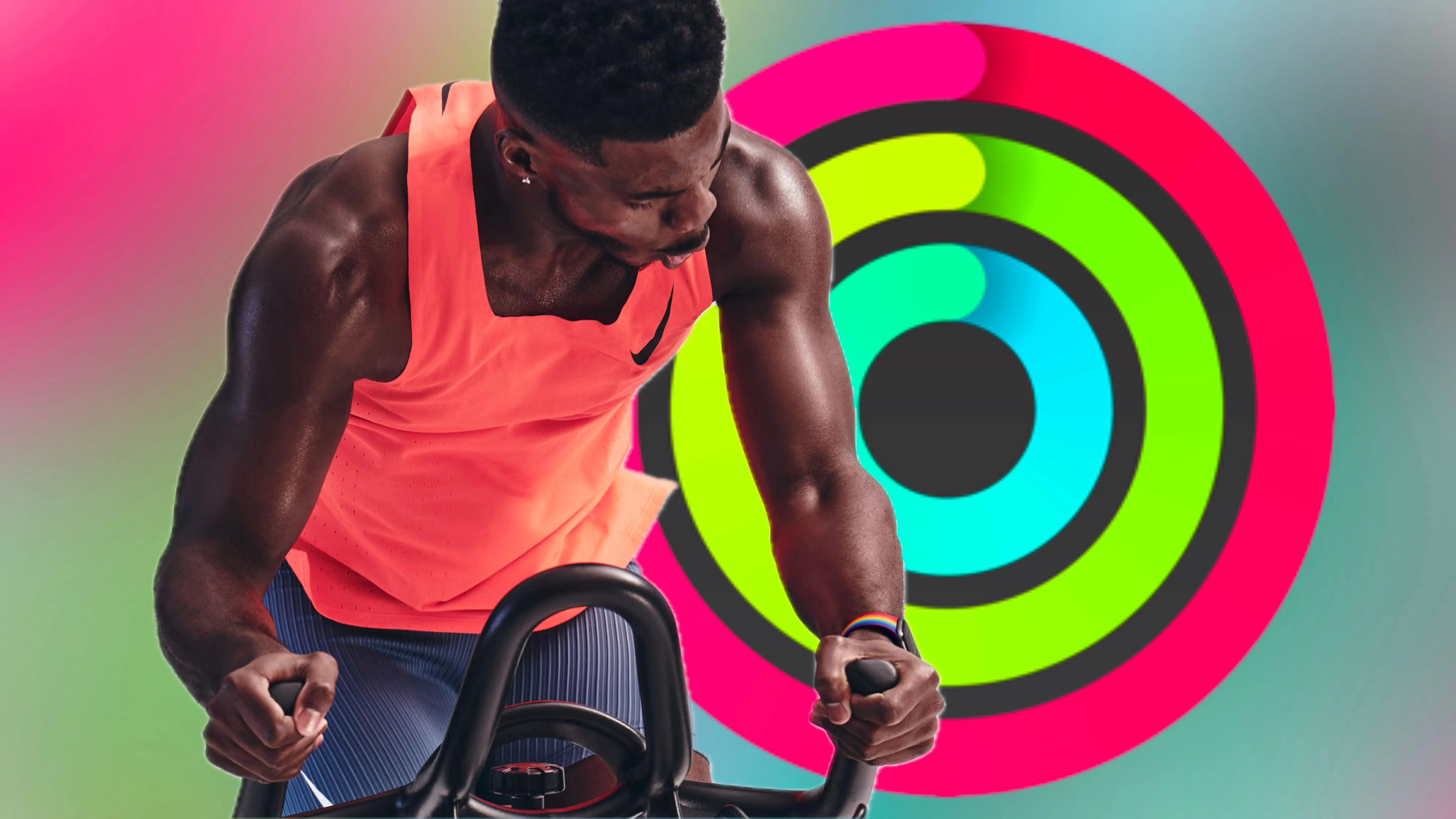 Huấn luyện viên Apple Fitness+ đang tập luyện với Vòng hoạt động đã hoàn thành, thể hiện hiệu quả của các bài tập trên nền tảng