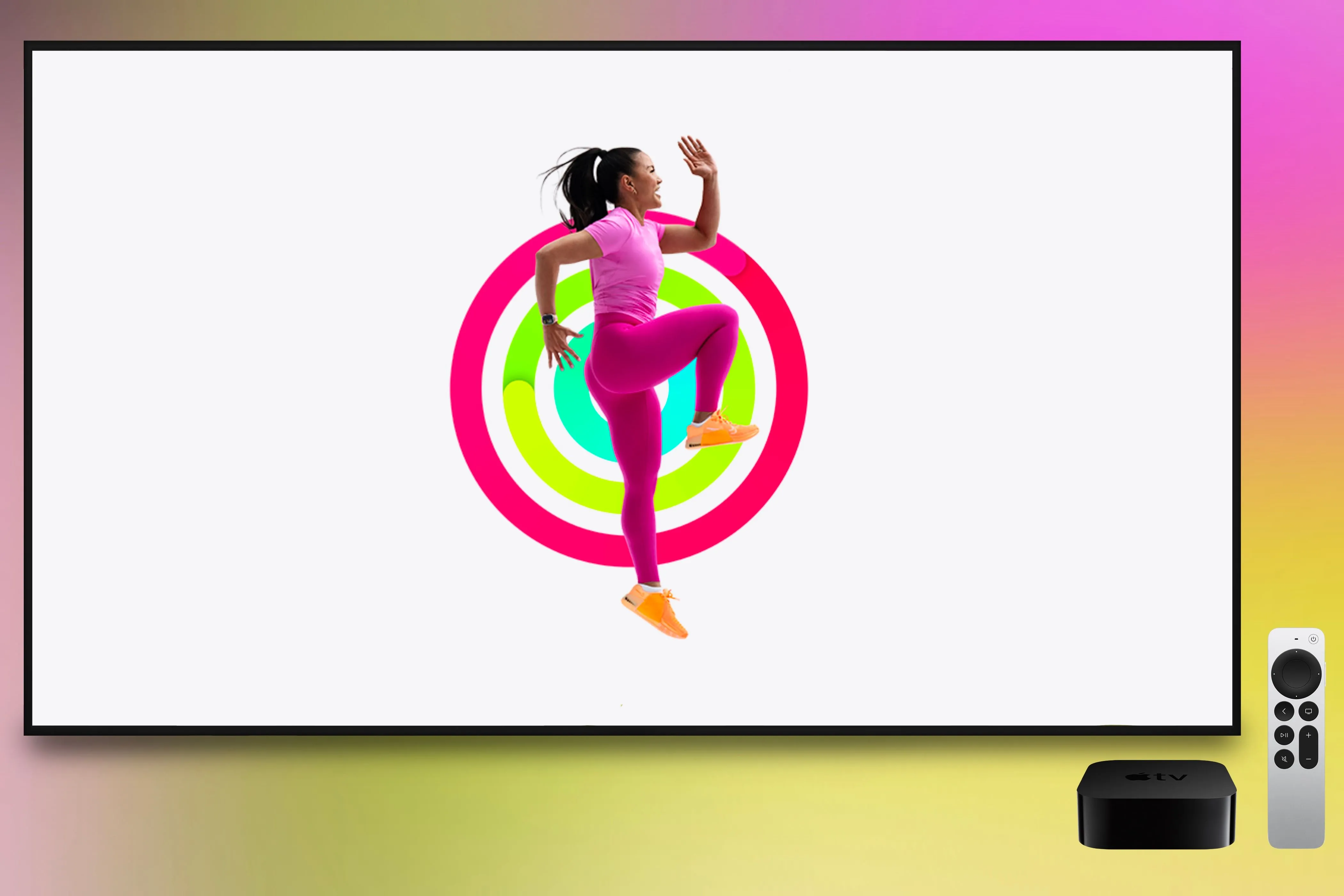 Huấn luyện viên Apple Fitness+ tập luyện trước màn hình Apple TV hiển thị vòng Hoạt động, kèm theo Apple TV và điều khiển từ xa.