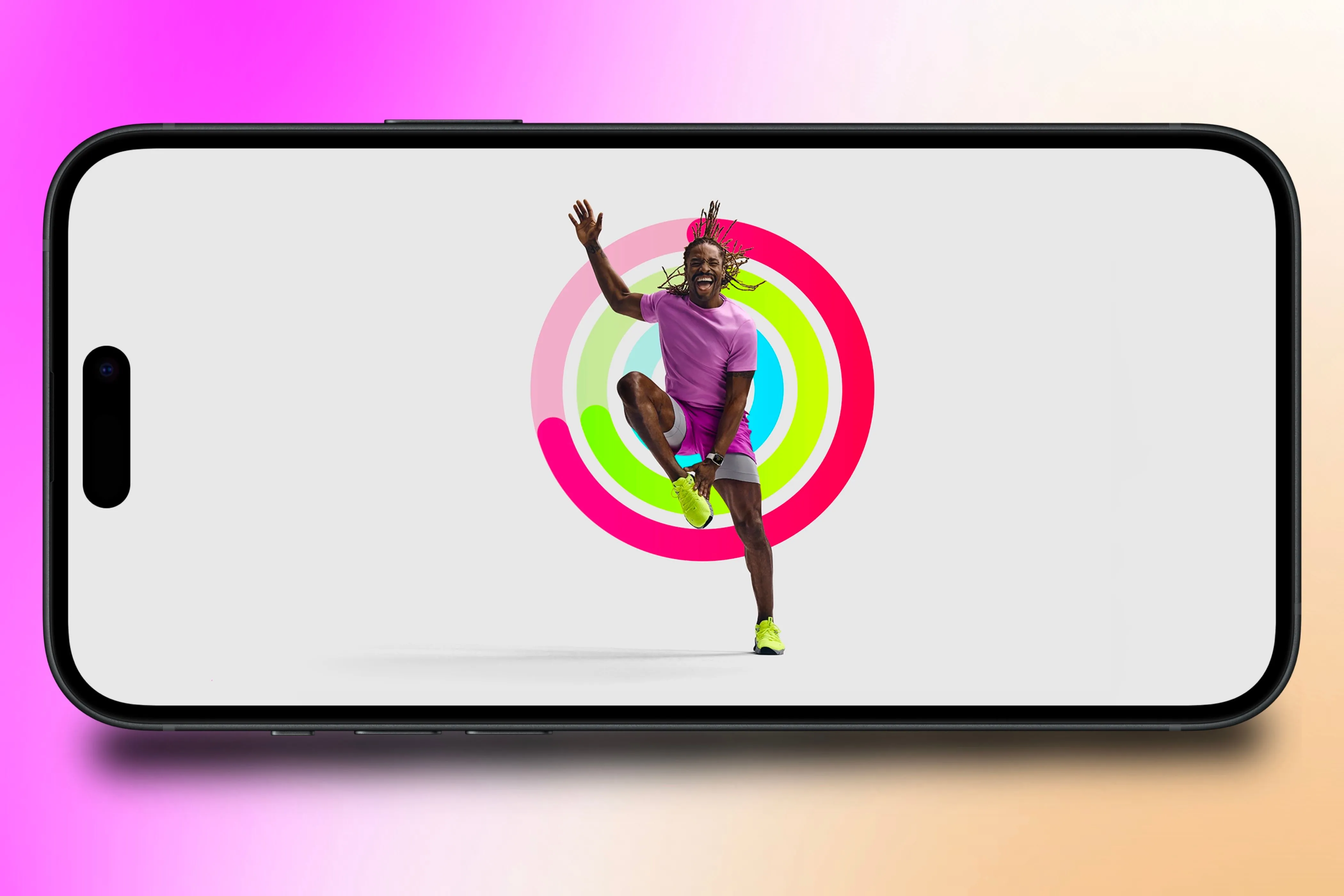 Huấn luyện viên Apple Fitness+ tập luyện trước màn hình iPhone hiển thị vòng Hoạt động.