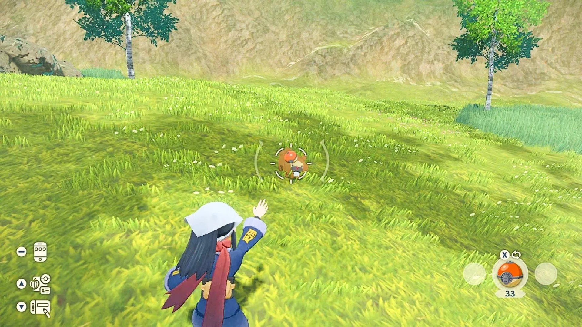 Huấn luyện viên Pokémon ném Pokéball về phía một Pokémon.