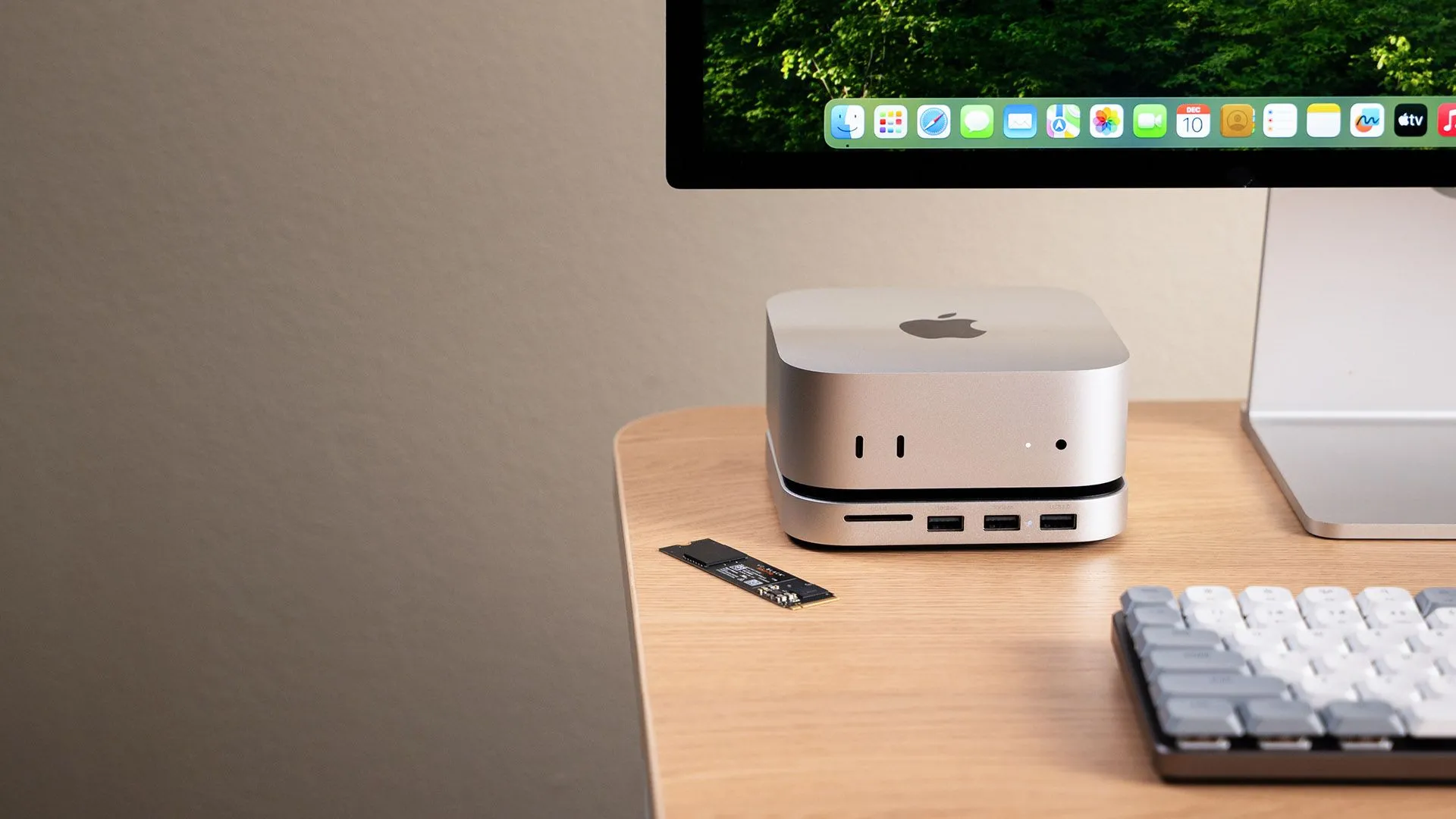Hub Satechi M4 Mac Mini mới trên bàn làm việc, mở rộng cổng kết nối cho máy tính Apple