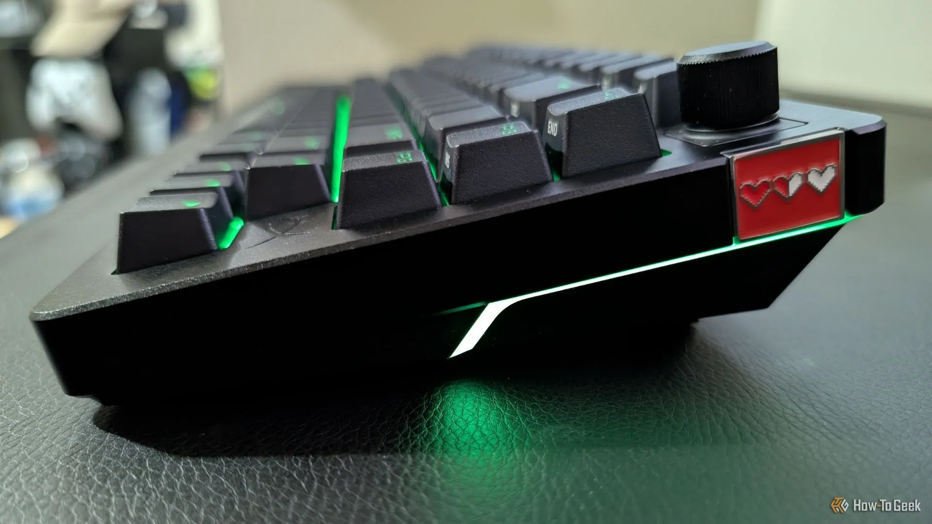 HyperX Alloy Rise 75 với đèn nền RGB màu xanh lá cây và huy hiệu có thể tùy chỉnh