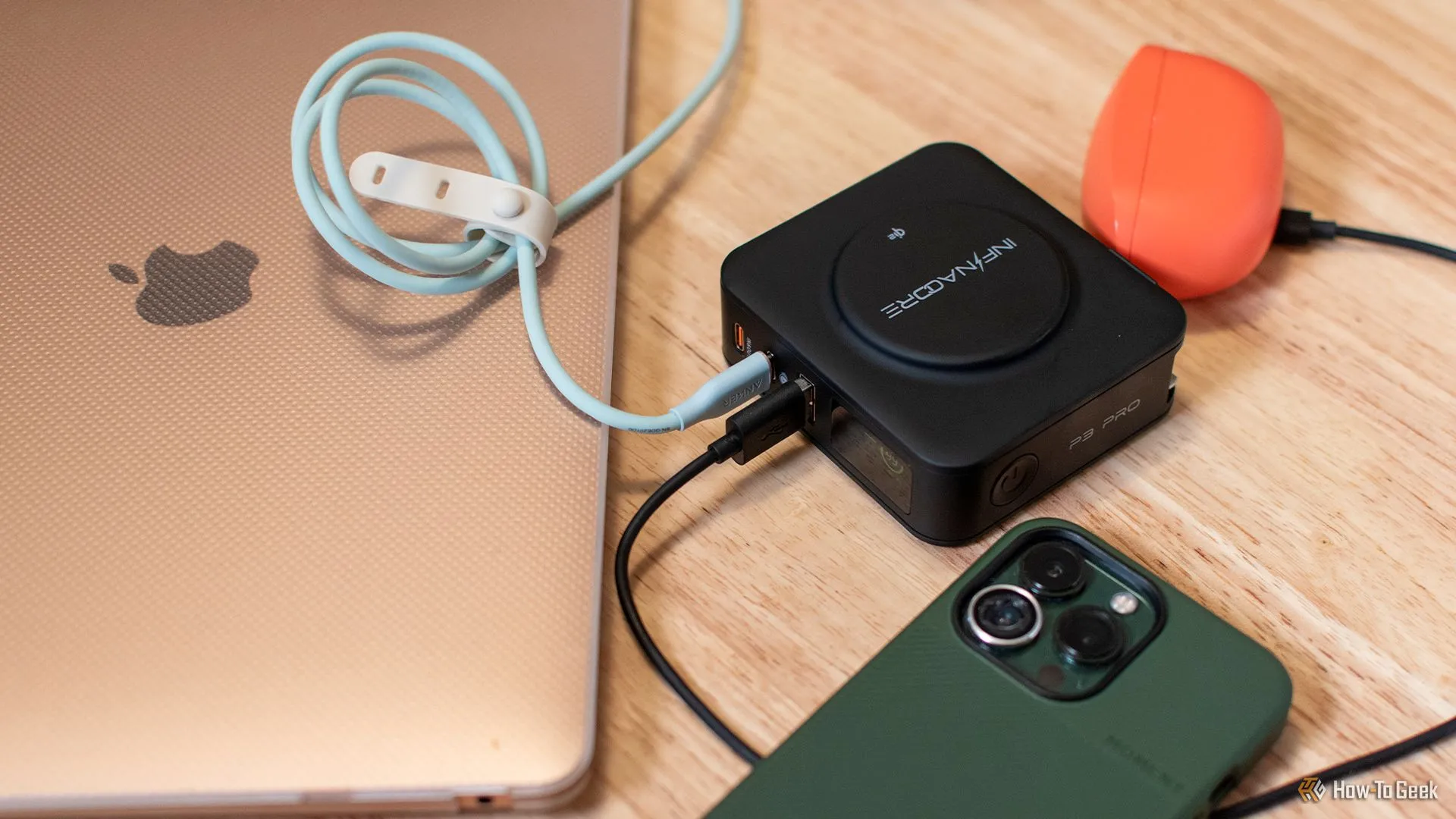 InfinaCore P3 Pro đang sạc tai nghe, MacBook và iPhone