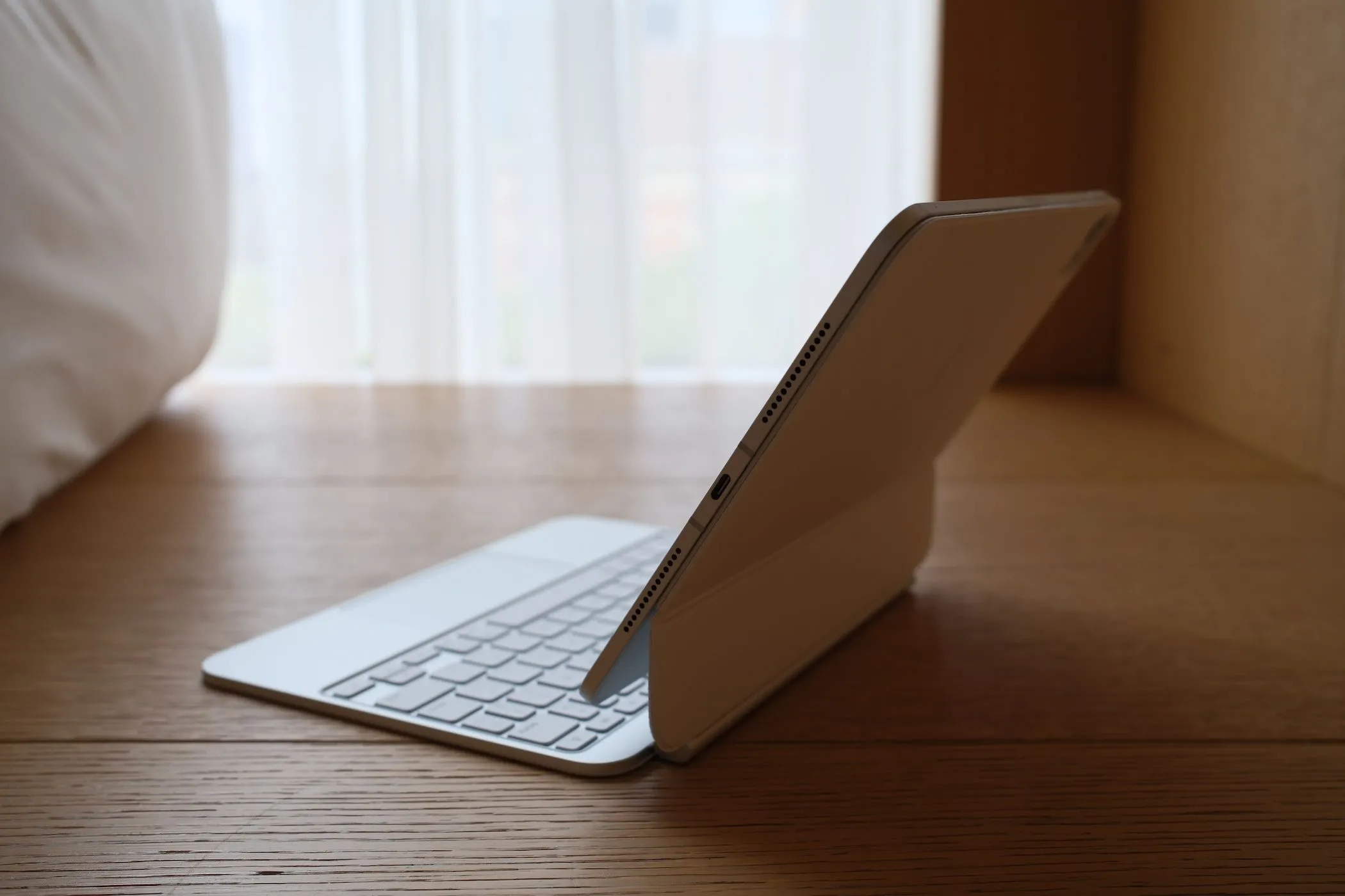 iPad Pro M4 với Magic Keyboard nghiêng sang một bên
