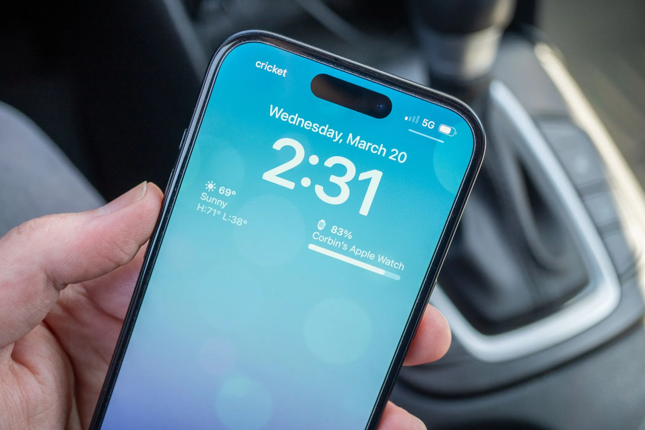 iPhone 15 trong xe ô tô với tín hiệu di động yếu