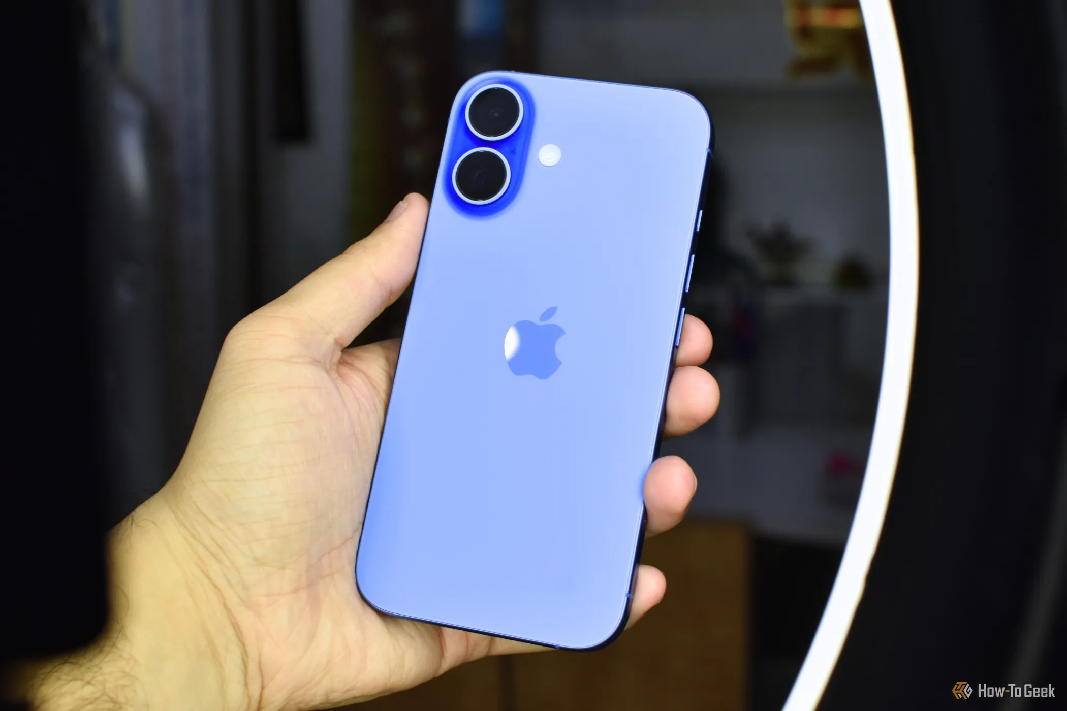 iPhone 16 màu Ultramarine được cầm trên tay, thể hiện thiết kế sang trọng.