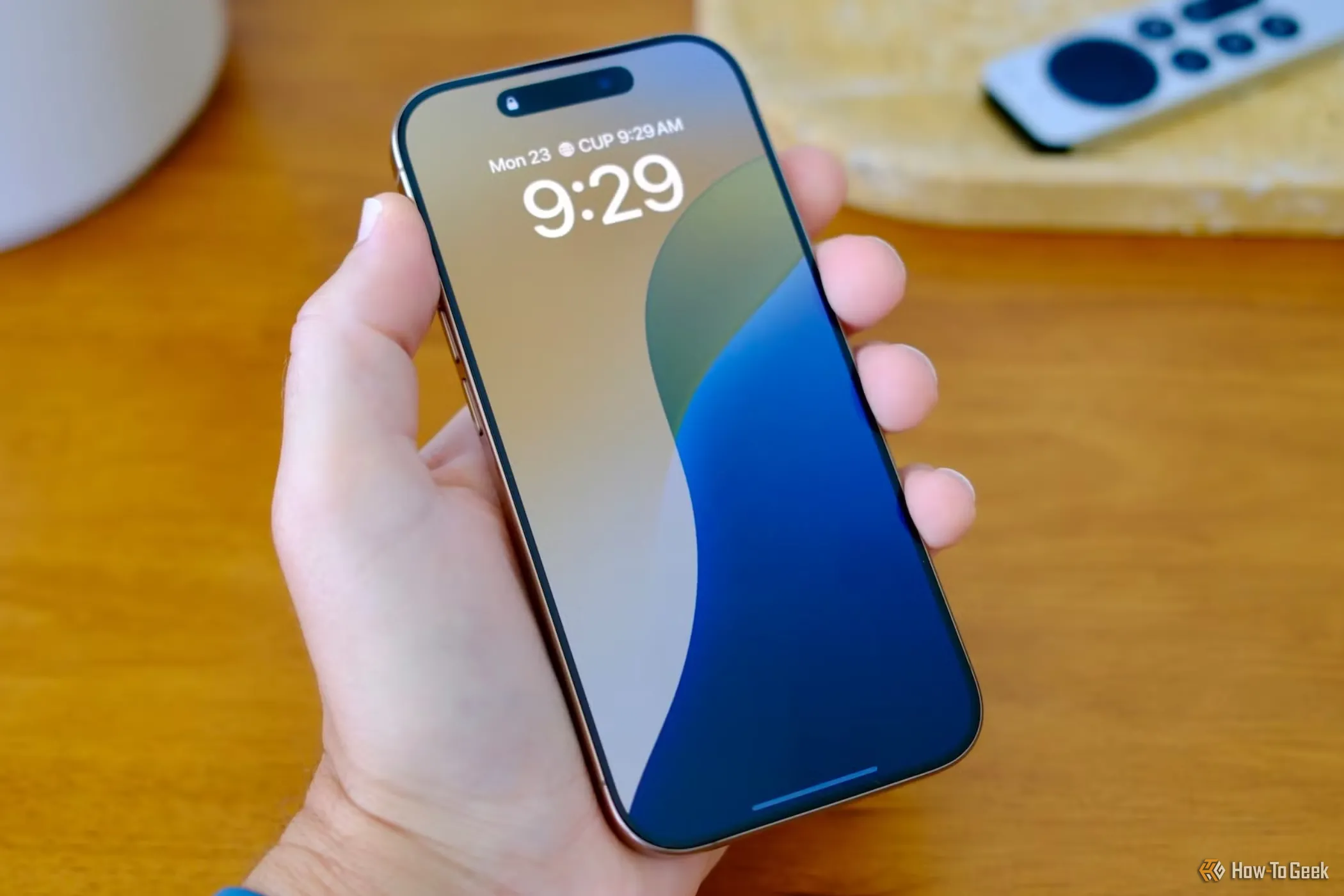 iPhone 16 Pro màu xanh titan trên tay người dùng