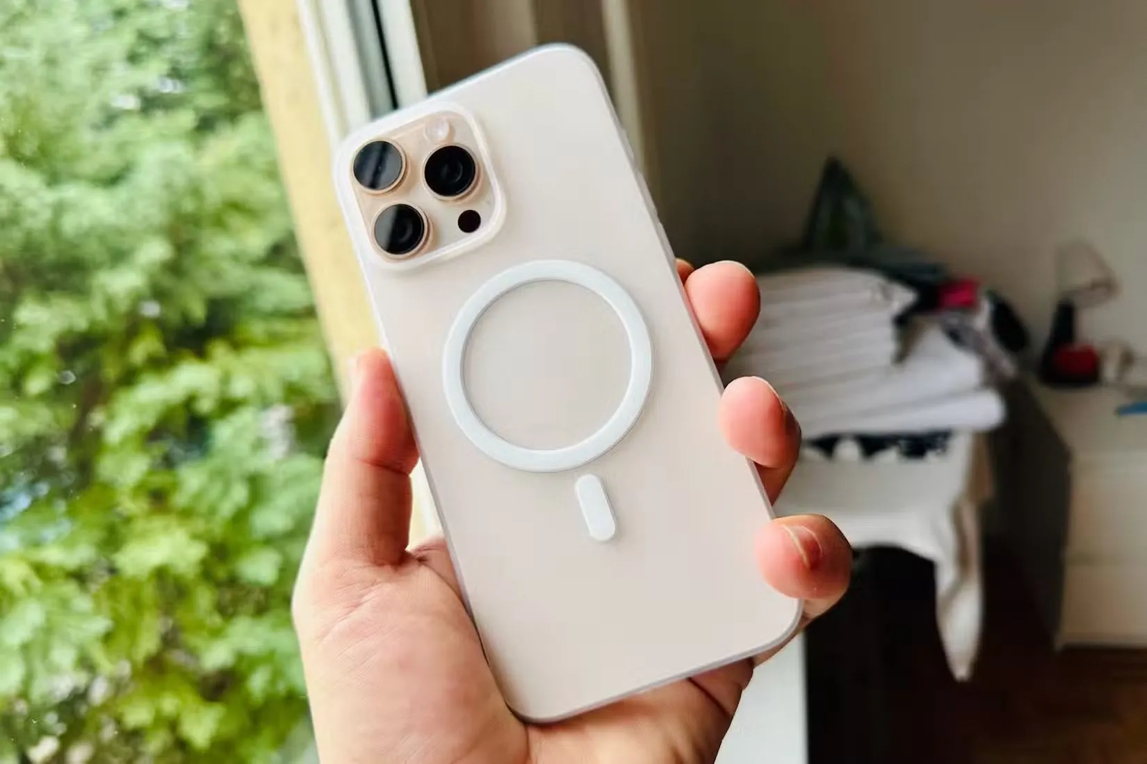 iPhone 16 Pro sạc MagSafe thể hiện sự phức tạp của tên gọi sản phẩm Apple
