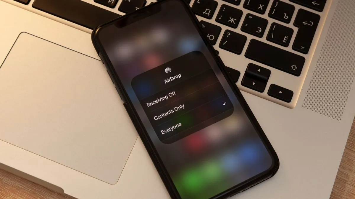 iPhone hiển thị thông báo AirDrop đang đặt trên MacBook, minh họa tính năng tích hợp liền mạch trong hệ sinh thái Apple mà người dùng Linux còn thiếu.