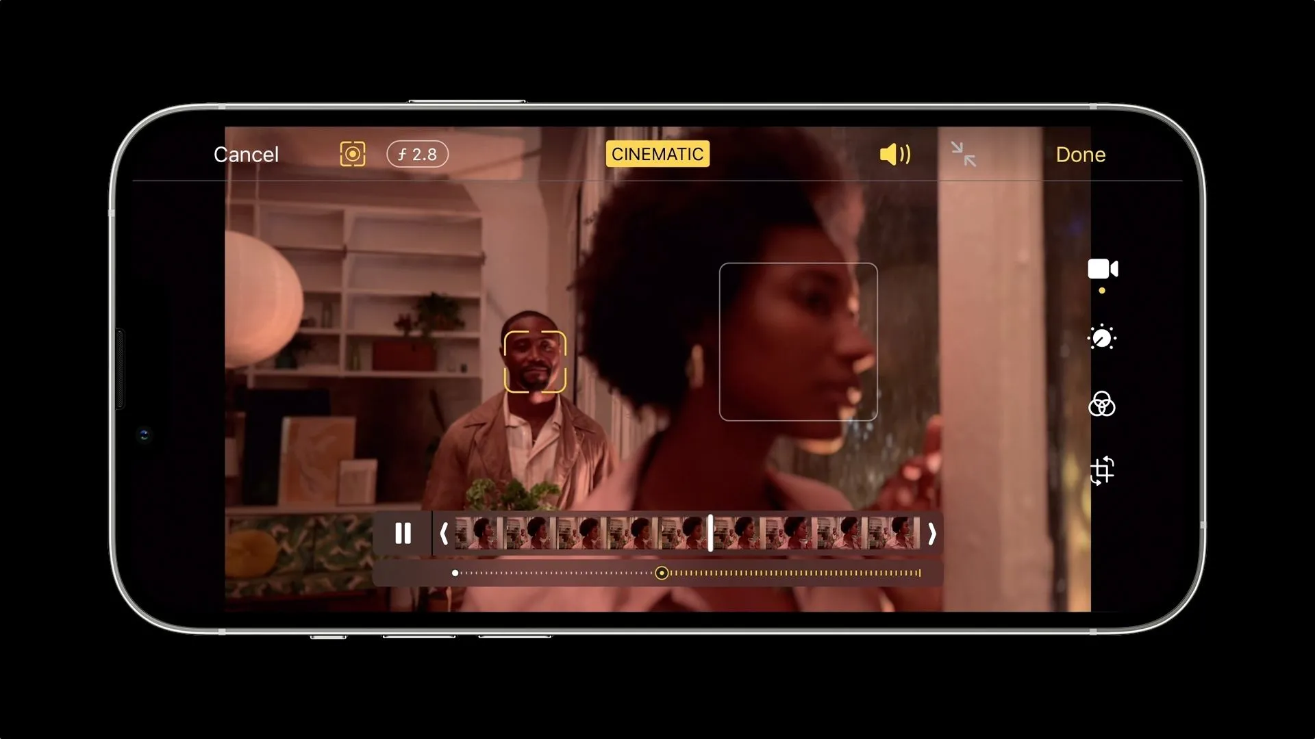 iPhone quay video ở chế độ Cinematic Mode với hiệu ứng lấy nét chuyển động (rack focus), tính năng không có trên iPhone 16e.