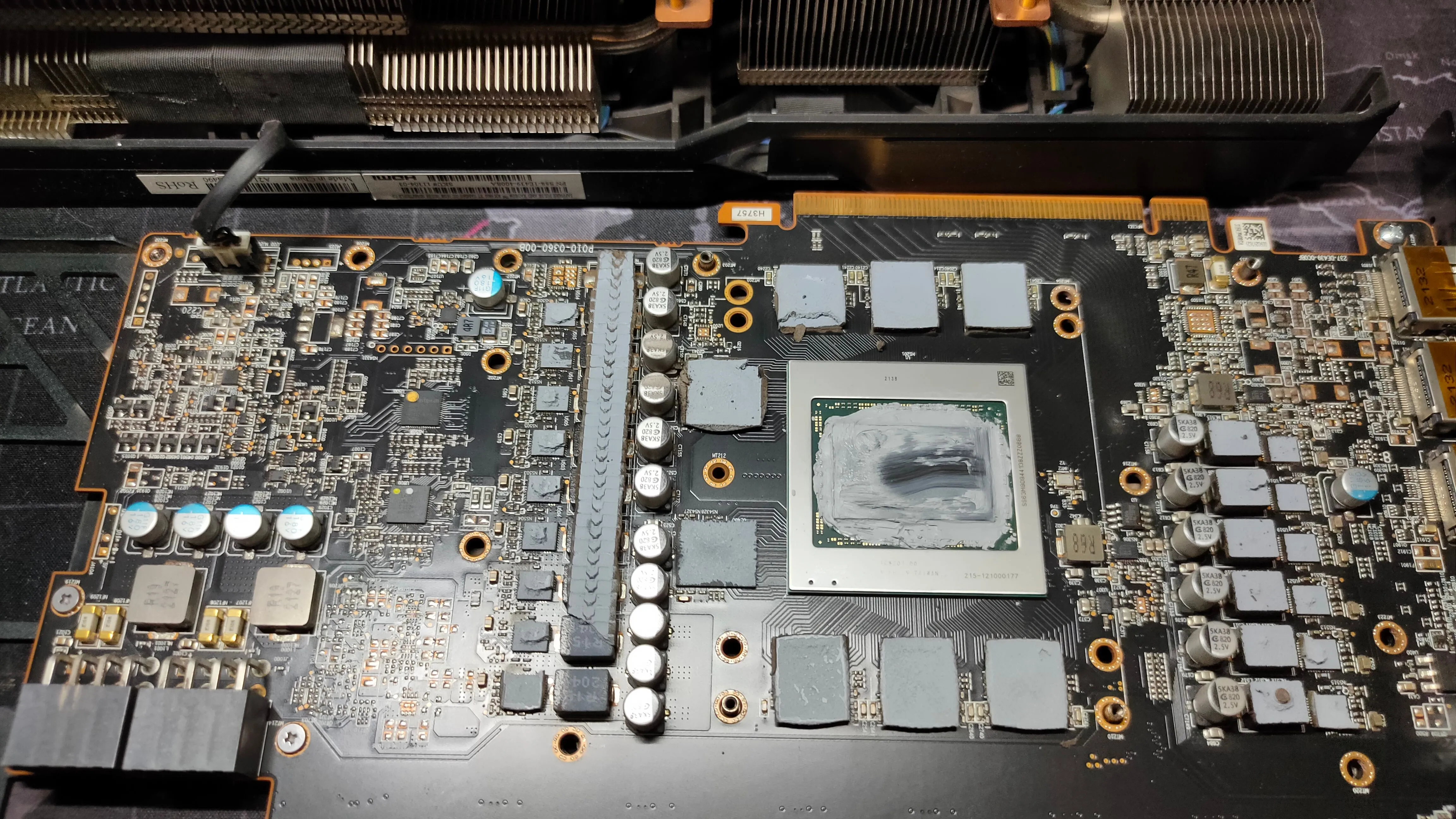 Keo và miếng dán tản nhiệt cũ đã khô cứng trên một card đồ họa AMD RX 6800 XT