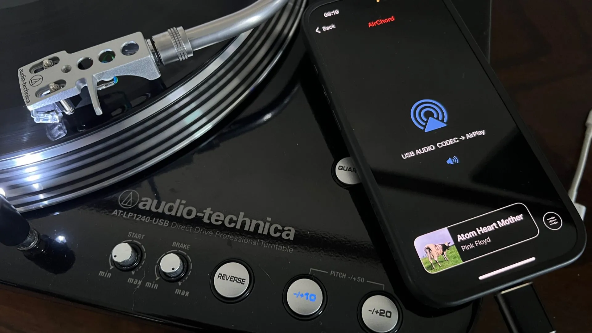 Kết nối mâm đĩa than với iPhone chạy ứng dụng AirChord để phát qua AirPlay.